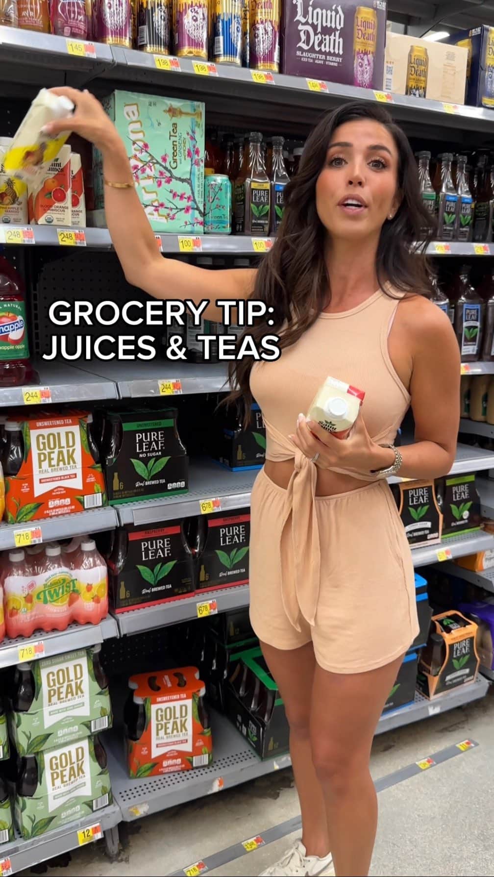 Ainsley Rodriguezのインスタグラム：「GROCERY TIP - BEVERAGES! . Teas are generally a pretty good option when it comes to beverages BUT a lot of them also have a ton of added sugar with no nutritional benefit. I believe everything is fine in moderation but I rather eat a slice of cake for my sugar fix than drink those calories 🤷🏻‍♀️ . One of the BEST options I’ve found for iced teas is @saintjamesicedtea . They are not only low sugar and low calorie but they also taste amazing and are sustainably packaged! I’ve honestly tried every flavor and love them all 🥹🫶🏻 . Now available at @walmart in South Florida! . #saintjamesicedtea #ad」