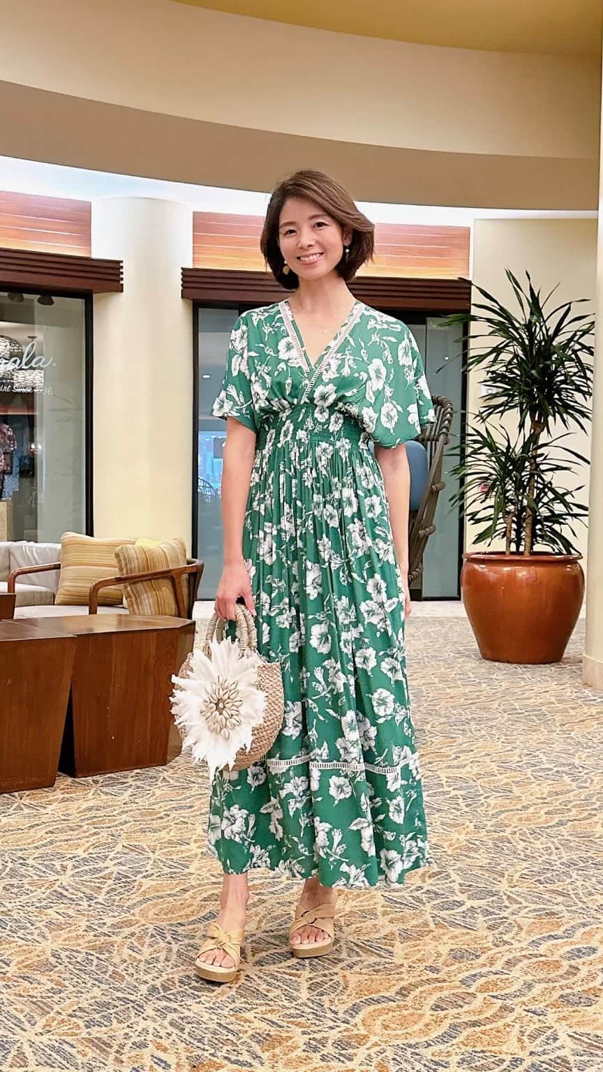 のインスタグラム：「New Arrivals @angelsbythesea  最新ドレスが入荷しました👼 　 Websiteでも販売を開始しています。 いつも応援くださりありがとうございます💁🏻‍♀️💕  New Dress has just arrived and is also available in stores now.  Thank you for your support as always 🙏  👗Mele Hawaiian Dress Color : Orange, Navy, Green Size : SM, ML 📸 @mayumi_hawaii @angelsbythesea  📍Waikiki, Honolulu  インスタLIVEでもご紹介したメレドレス👗 オンライン販売のご要望をたくさんいただきありがとうございました🙇‍♀️  @angelsbythesea has been Hawaii’s resort fashion brand based in Honolulu, Hawaii, since 2010. Please visit our online store 🌺www.angelsbytheseahawaii.com Owner Designer Nina Thai (Miss Waikiki) @nina_bythesea (日本語勉強中📚🙇🏻‍♀️) Please feel free to tag your pic for a chance to be featured!  ハワイのリゾートファッション、 エンジェルズバイザシー はミスワイキキである Nina Thai によって作られたハワイオリジナルファッションブランドです🌴日本語ウェブサイトはこちら www.angelsbytheseahawaii.jp  ハワイやリゾートファッションが好きな人は是非私達のアカウントをフォローして下さい🙌また私達の商品をポストする際にタグ付けしていただいたら私達からリポストされるチャンスがあります  #angelsbytheseahawaii #angelsbythesea #resortwear #hawaii #waikiki #supporthawaii #sheratonwaikiki #bandeau #palmleaves #hawaiibeaches  #ハワイ #ワイキキ #カイルア #ラニカイビーチ #シンプルコーデ #ハワイ好きな人と繋がりたい #エンジェルズバイザシーハワイ #エンジェルズバイザシー #リゾートファッション #ハワイに恋して #ハワイ限定 #シェラトンワイキキ #ワイキキビーチ」