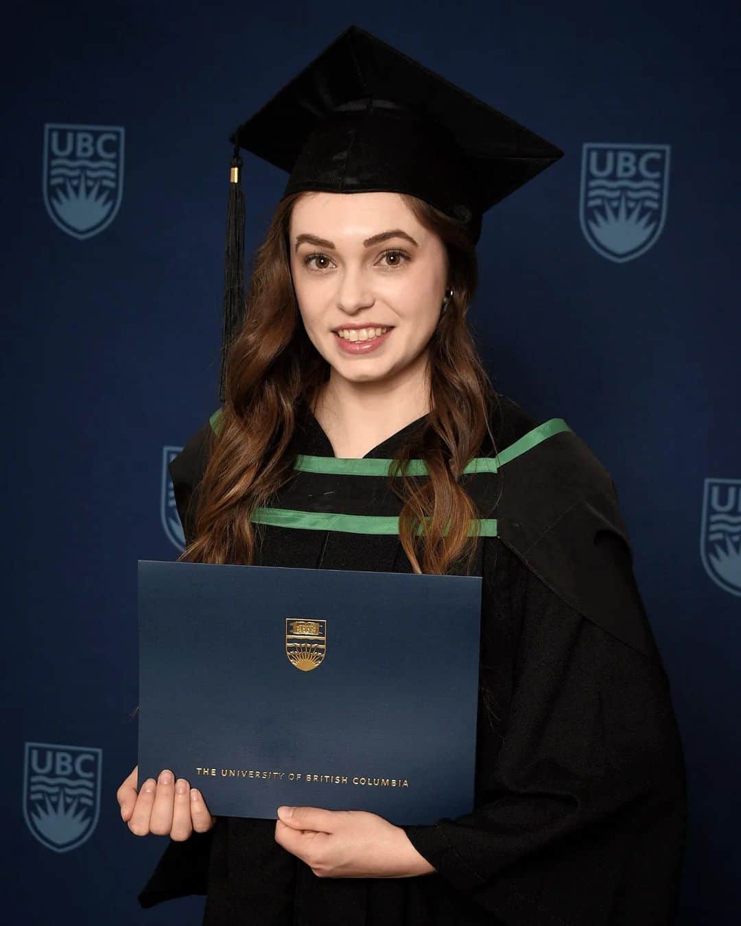 アレーヌ・シャルトランのインスタグラム：「Life update (since I finally got my photos):   She's a UBC BKIN Grad! 👩‍🎓」