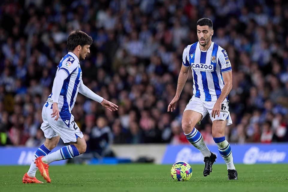 ミケル・メリノのインスタグラム：「Se despide una LEYENDA del fútbol. Que afortunados hemos sido de compartir experiencias contigo durante estos años. Gracias por las enseñanzas dentro y fuera del campo. Echaremos de menos la sensación de pasarte el balón y saber que está a buen recaudo y que la jugada solo puede ir a mejor. Ha sido un honor compartir centro del campo contigo, Mago! Mucha suerte en tu nueva etapa. 🎩✨ @david21lva」