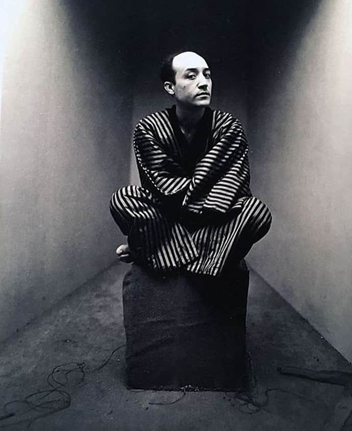 大森美希さんのインスタグラム写真 - (大森美希Instagram)「Isamu Noguchi, an American artist & landscape architect  Photo by Irving Penn, Corner Portrait, New York, 1947  イサム・ノグチは日系アメリカ人の彫刻家、造園家、作庭家、インテリアデザイナー、舞台芸術家。写真はアーヴィング・ペン。  #irvingpenn #noguchiisamu #isamunoguchi #newyork #cornerportraits #portrait #monochrome #photo #art #artist #akarilamp #kimono #sculpture   #イサムノグチ #野口勇 #アーヴィングペン #モノクロ #写真 #ポートレート #アーティスト #アート #ニューヨーク #芸術 #彫刻」7月28日 4時51分 - mikiomori_