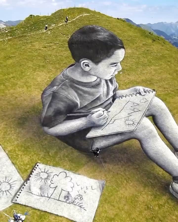 StreetArtGlobeのインスタグラム：「Contemporary artist @saype_artiste has become known for his huge nature paintings made with a biodegradable paint he created.  He is a pioneer in the art of painting on grass and uses a special environmentally friendly paint made of water, chalk, charcoal, and casein.  His art, visible from the sky, lasts for a few weeks before vanishing naturally. 🤯」