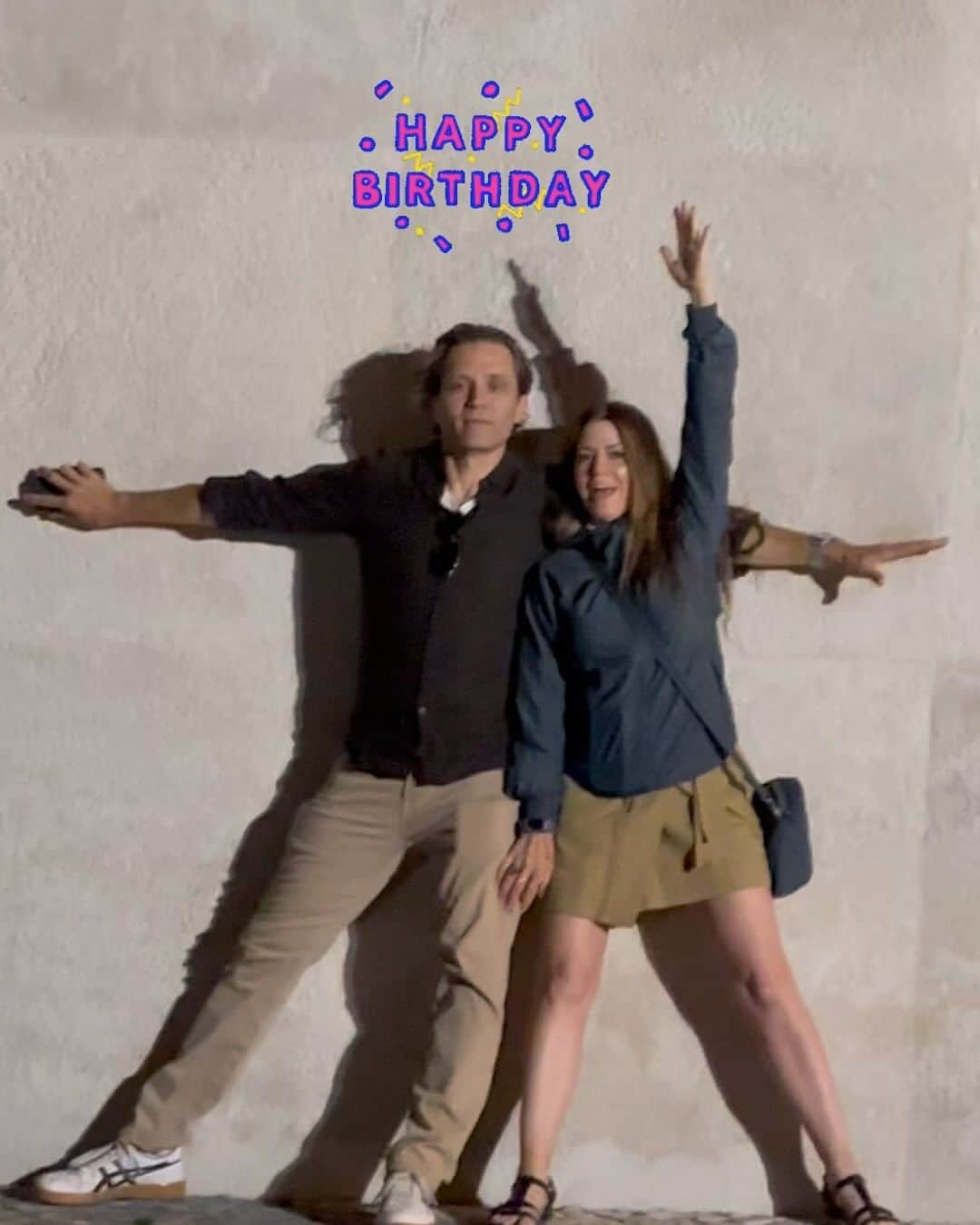 ジュリアナ・デヴァーのインスタグラム：「Happy Birthday my love!   Seamus and I thought our friend Rachel was taking photos of us “making shapes” in front of the Padrão dos Descobrimentos/Monument of the Discoveries in Lisbon 😆. . Happy Birthday to my heart, my one true adventure, my partner in ridiculousness, my sweet hubs 😍 . #happybirthdayseamus」