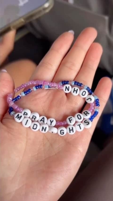 アメリカ運輸保安局のインスタグラム：「No Bad Blood here…   Looking to fill that Blank Space of time on the plane? You’ll be Enchanted to know art supplies are good to go. Come back… be-ad here because crafting on the plane never goes out of style.   So make the friendship bracelets, but just know, you’re NOT on your own, kid. If you’ve got 13 more questions, our Swifties at AskTSA know All Too Well what will fly. If you’re… Ready for it, reach out to them any day of the week from 8am-6pm (ET) on TW or FB.  #FriendshipBracelets #ErasTour   Video by @_jasminechan」