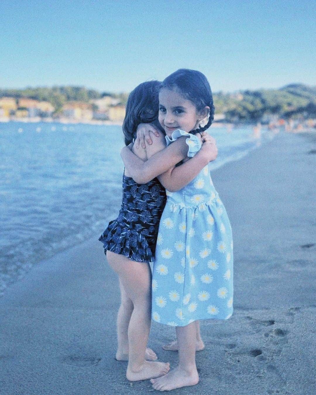 エマニュエラ・デ・パウラのインスタグラム：「Uma tarde de areia, mar, sol e reencontros… An afternoon of sand, sea, sun & friends reuniting 🫶🏽✨🌊」