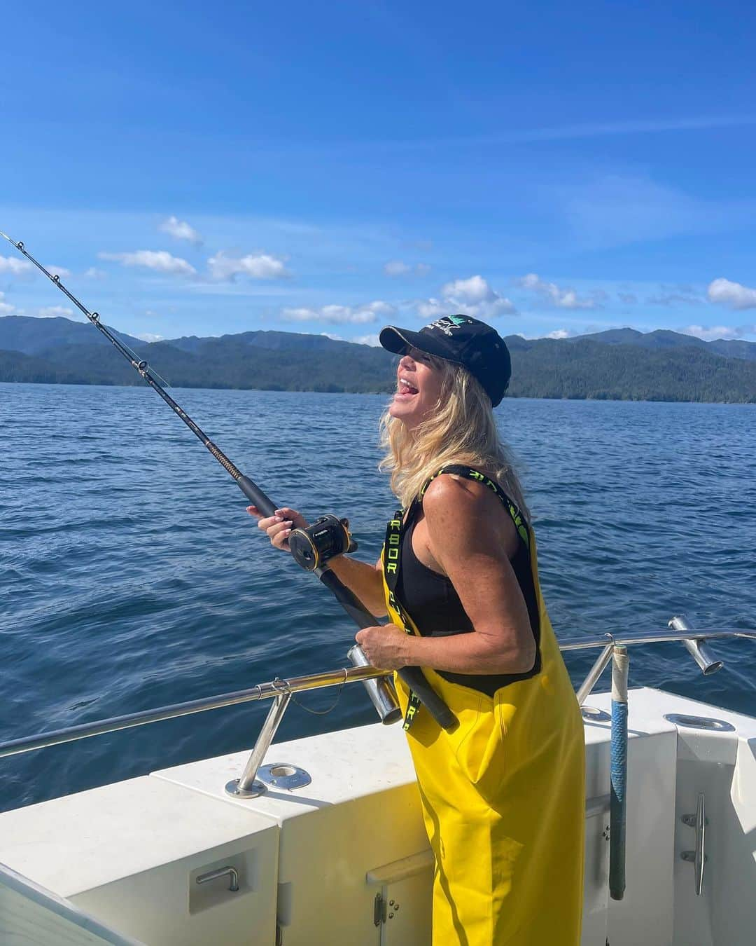 ゴールディ・ホーンさんのインスタグラム写真 - (ゴールディ・ホーンInstagram)「A little wine, bald eagles soaring, whales breaching, and a halibut or two on the tip of my rod, brings me such gratitude and joy! Alaska happy! A piece of paradise 🐟」7月28日 5時24分 - goldiehawn