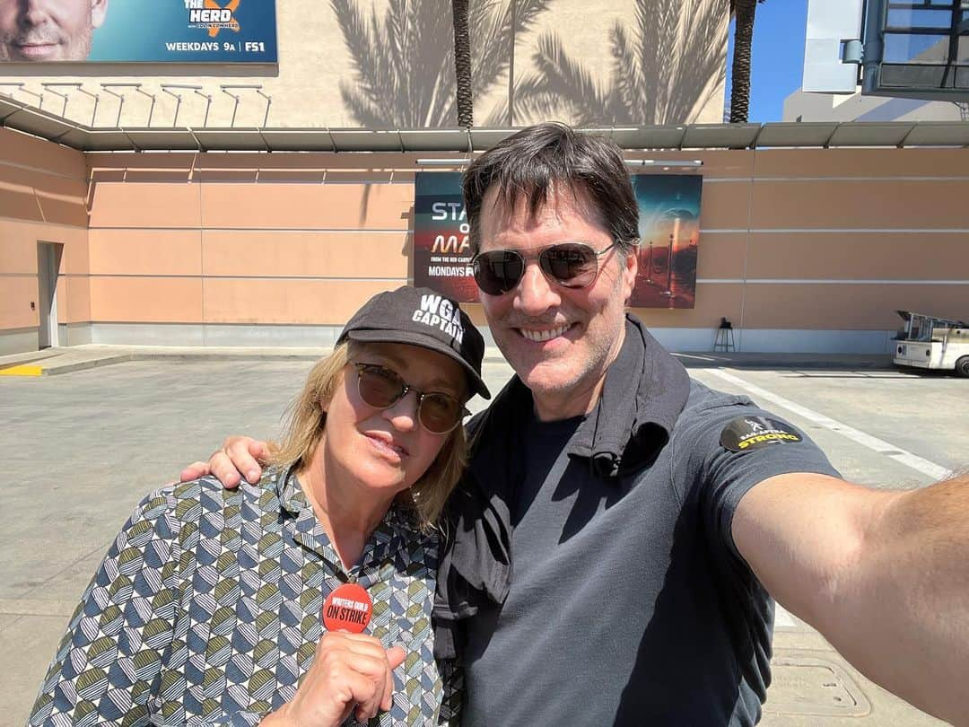 トーマス・ギブソンのインスタグラム：「Walking the line at Fox with the always hilarious and wonderful Julie Larson #wgastrong #sagaftrastrong #unionstrong #dharmaandgreg」