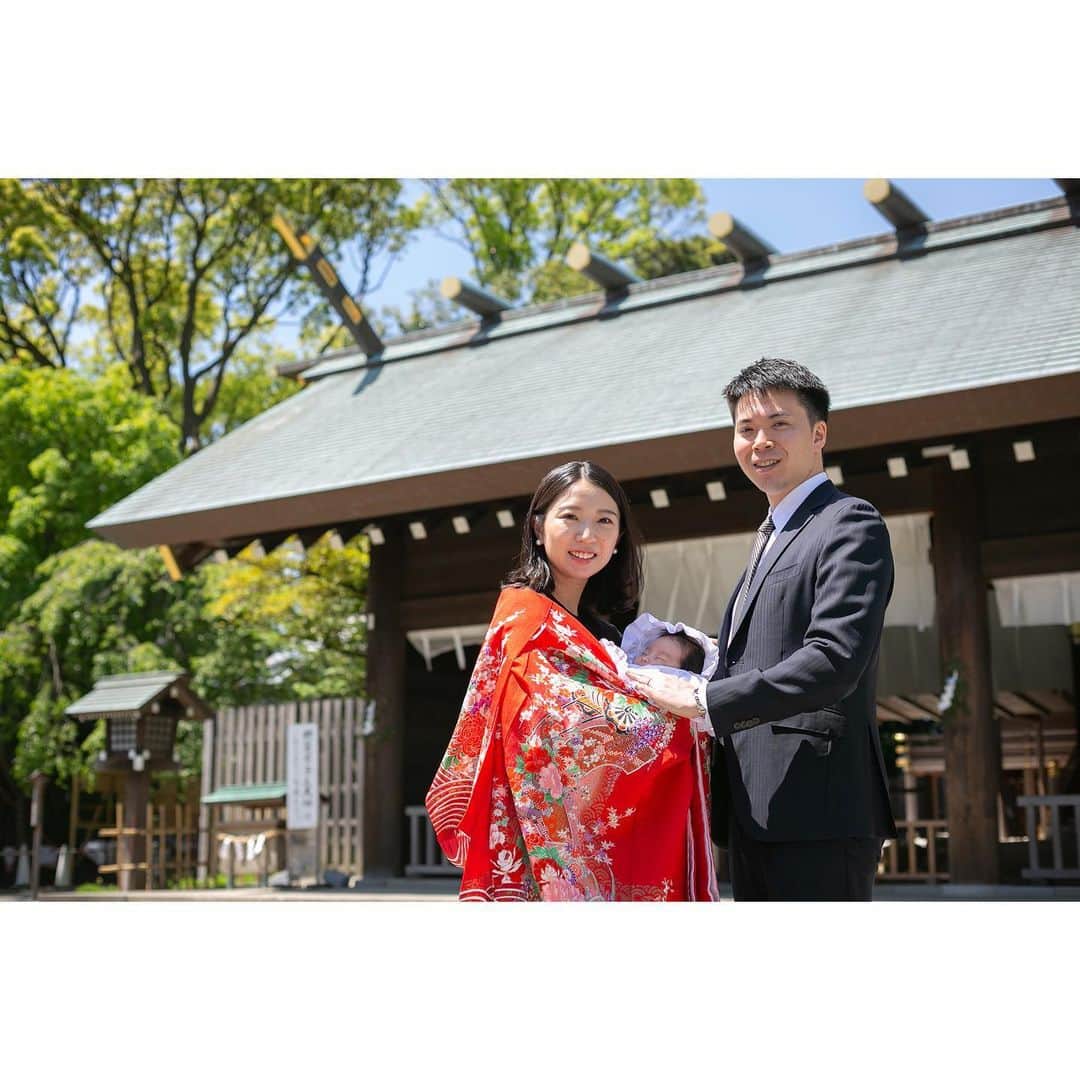 KOBOのインスタグラム：「伊勢山皇大神宮でお宮参り⛩  今日も明日も撮影です📸  夏の光もよきですね👍  おめでとうございました🎊  埼玉はKOBO、東京・神奈川はfumi、muneが担当させていただくことが多いです📸  #お宮参り写真  #お宮参りフォト」