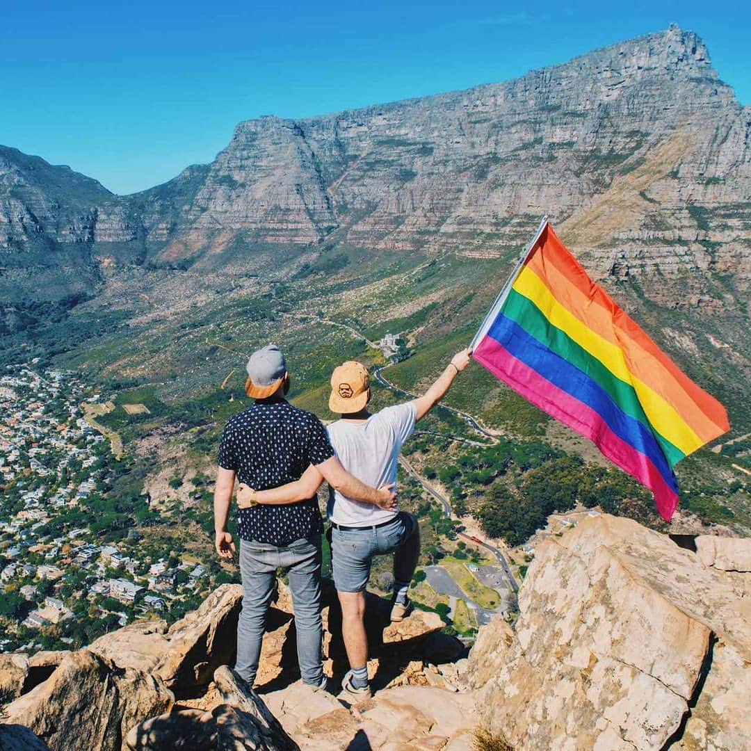 デルタ航空のインスタグラム：「If you're in search of a destination that not only embraces diversity but also promises an unforgettable experience, look no further than Cape Town.  We've partnered with @IGLTA, @lovecapetown and @visitsouthafrica to share LGBTQ+ welcoming recommendations in Cape Town. Check out our Stories to see how to explore this city with pride.  Photo: @coupleofmen」