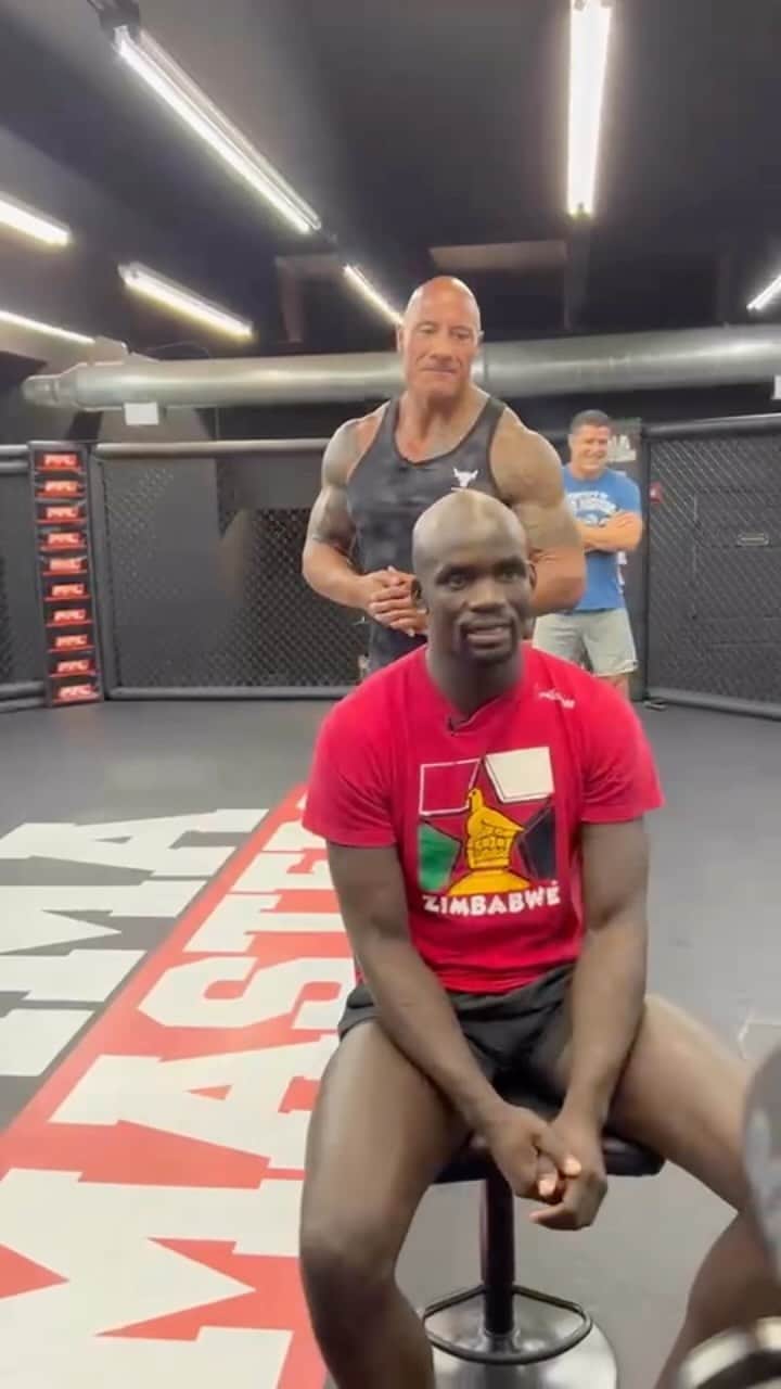 ドウェイン・ジョンソンのインスタグラム：「We’ve never met but I had to fly to Miami to look this man @thembagorimbo_mma the eyes, hug him and shake his hand. I’ve been moved & motivated by his story ❤️  He recently won his first fight in the @UFC.   He had $7 bucks in his bank account when he won.   He sleeps on a couch in the gym.   After the fight, he sold his fight gear (trunks & gloves) on line and made $7,000. Instead of using the money to find a place to live, he built a bush pump so his village back in Zimbabwe can have clean water.   He never asked me for anything, but I just wanted to help the guy out. $7 Bucks ya know.   And I felt the MANA & emotion in every hug 😊💪🏾  Very good and very special day.   #thembagorimbo 🇿🇼  @mmamasters ❤️」