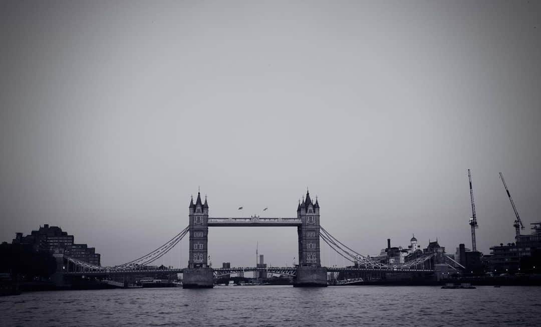 ジェニファー・ビールスさんのインスタグラム写真 - (ジェニファー・ビールスInstagram)「I love it when London gets all moody.」7月28日 6時19分 - thejenniferbeals