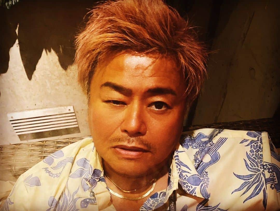 諸星伸一のインスタグラム：「ラム肉を生で食べるとライオンの気持ちがわかる🦁笑  タケノコの刺身食べるとパンダの気持ちがわかる🐼笑  #lamborghini #ランボルギーニ #morohoshi #諸星伸一 #fightingstar #ファイティングスター #fsbk #世界最強モロックマ #世界最強諸星一家 #諸星一家 #powercraft  #lexani #lexanijapan #rockford #tokyo #japan  最近物忘れがひどいのは  事故で頭を強打したせいなのか、  それとも歳のせいなのか、、笑  ※ 夜になりアプリを使うと目がこんな感じです👀笑 来週顔面麻痺の病院です🏥  教訓 シートベルトはしましょう笑」