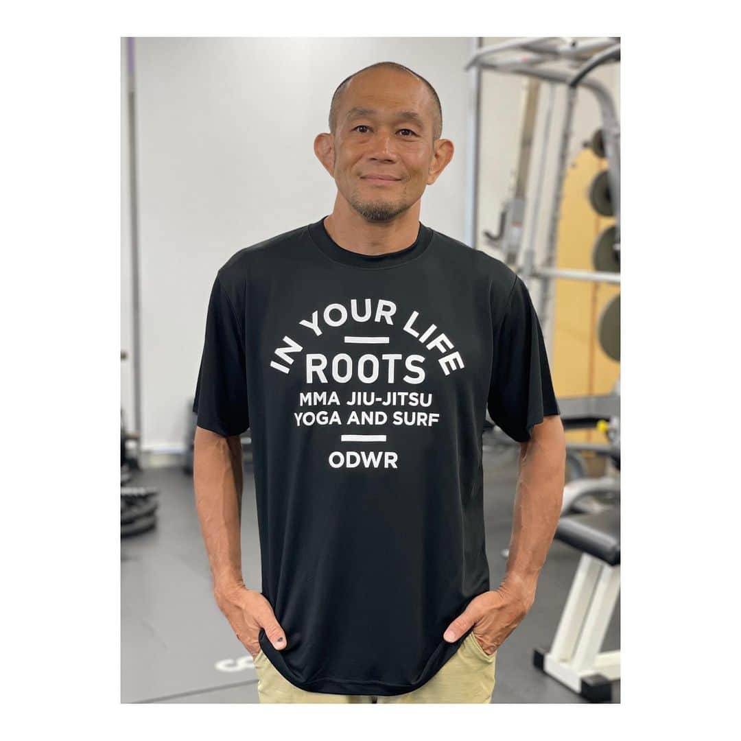 佐藤ルミナのインスタグラム：「人気の『ODWR』teeにDRYボディーが登場！ 軽さ、速乾性は勿論、着心地も追求したドライシルキータッチボディーを使用。 練習は勿論マリンスポーツでの日焼け対策にもオススメです☀️🏄‍♂️👌  購入は Profile → Linktree → web shopまたは @shooto_gym_roots から。 8000円以上購入で送料無料！ #rootsgym #小田原 #かまぼこ通り」