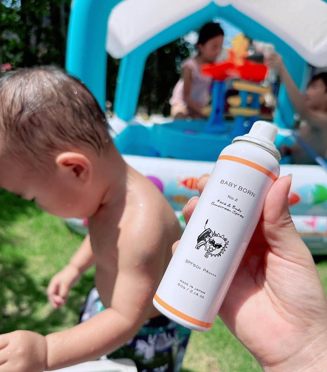 ゆうかさんのインスタグラム写真 - (ゆうかInstagram)「新生児の赤ちゃんから大人も使える日焼け止め☀️SPF50+ PA++++ . ウォータープルーフなのに石鹸で簡単に落とせて、 UV吸収剤が直接肌に触れにくいから、 お肌にも優しい🩵🩷 . スプレータイプは頭皮や背中など 塗りにくいところにも、使いやすいよ〜！！ . 軽くてベタつかないから、ベビーだけじゃなく 日焼け止め嫌いの長男もこれなら大丈夫‼︎ . 2人のママが開発した商品なだけあって信頼できるし、楽天ランキング1位や芸能人も使ってて気になってた🎵 . BABY BORN Face&Body Sunscreen Spray ¥2,700(税抜) @baby_born_jp  . #baby_born_jp #mishiilist  #ミッシーリスト #高橋ミカ #東原亜希 #ベビーボーン #BABYBORN #ベビースキンケア #日焼け止め #日焼け止めスプレー #ウォータープルーフ #紫外線対策 #日焼け対策 #SPF50+/PA++++ #親子で使える #出産準備 #新米ママ #赤ちゃんのいる暮らし#赤ちゃんのいる生活 #アンバサダー #3児ママ #10歳差兄弟#子育てママ#アラサーママ」7月29日 18時30分 - yuuka_japan