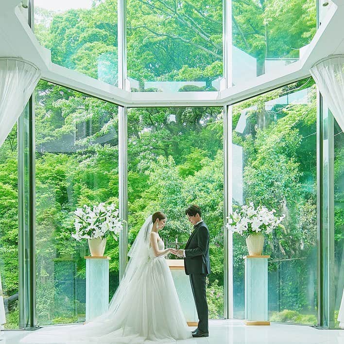 のインスタグラム：「. 緑が美しいロケーションでの結婚式。 記憶に残るウエディングを♡  A wedding blanketed in the rich green of nature.  @hotelchinzansotokyo_official  @hotelchinzansotokyo_wedding   #結婚式 #チャペル #ウエディング  #ウエディングドレス #チャペル挙式 #ホテル椿山荘東京ウエディング」