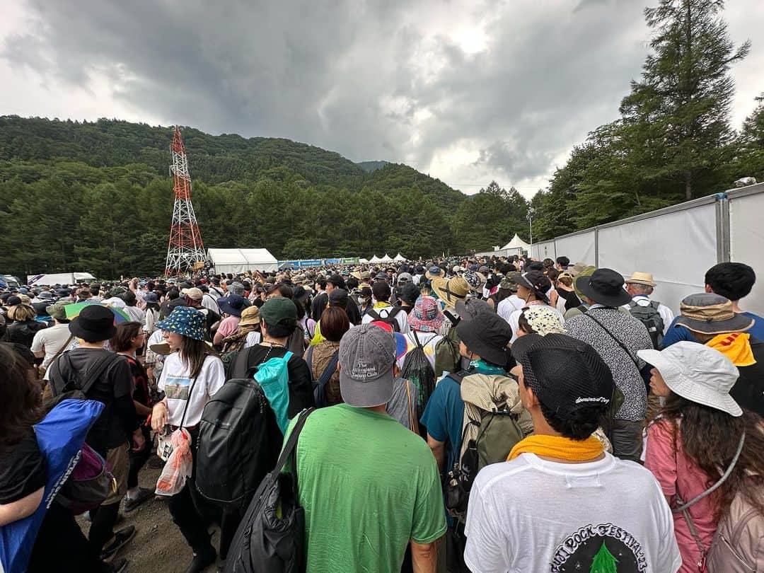 津田大介のインスタグラム：「今年のフジロック金曜なのに人がすごく多いぞ。フジロックなくならないでほしいので、混雑歓迎😇」