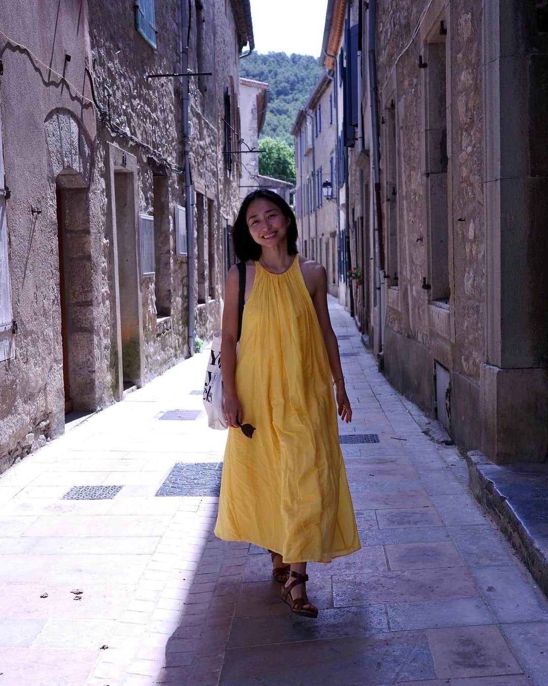 永田杏奈のインスタグラム：「'フランスで最も美しい村々'の一つとして認定されているLagrasseにも行ってきました。  中世から残る街並みに、レストランや工芸品、ワイン屋さん等もあり景色を見ながら楽しめる。 可愛い器もget出来た🫶  修道院や石で作られた橋、川の麓で遊んでいる子供達の光景は時がゆっくり流れていて、美しく居心地の良い村に癒されました~。  鮮やかなイエローのワンピは @birdandknoll 🐤 サラっと着れてシワも気にならないワンピは夏旅の必需品。  #lagrasse #ラグラス #南仏 #南仏旅行  #birdandknoll」