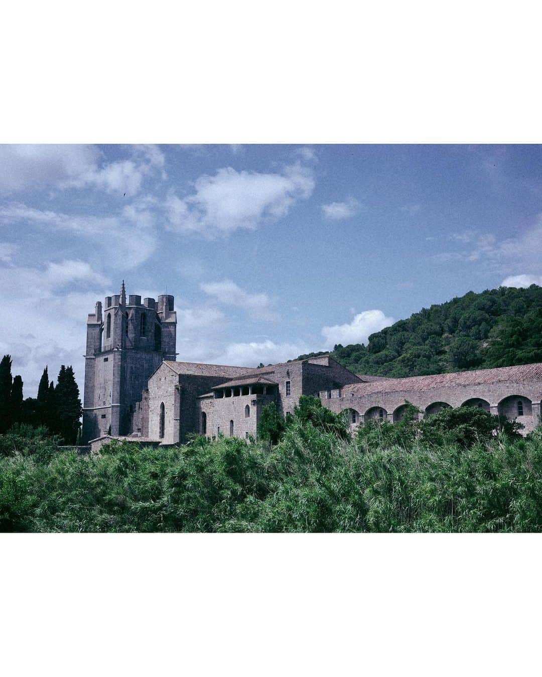 永田杏奈さんのインスタグラム写真 - (永田杏奈Instagram)「'フランスで最も美しい村々'の一つとして認定されているLagrasseにも行ってきました。  中世から残る街並みに、レストランや工芸品、ワイン屋さん等もあり景色を見ながら楽しめる。 可愛い器もget出来た🫶  修道院や石で作られた橋、川の麓で遊んでいる子供達の光景は時がゆっくり流れていて、美しく居心地の良い村に癒されました~。  鮮やかなイエローのワンピは @birdandknoll 🐤 サラっと着れてシワも気にならないワンピは夏旅の必需品。  #lagrasse #ラグラス #南仏 #南仏旅行  #birdandknoll」7月28日 15時50分 - annanagata