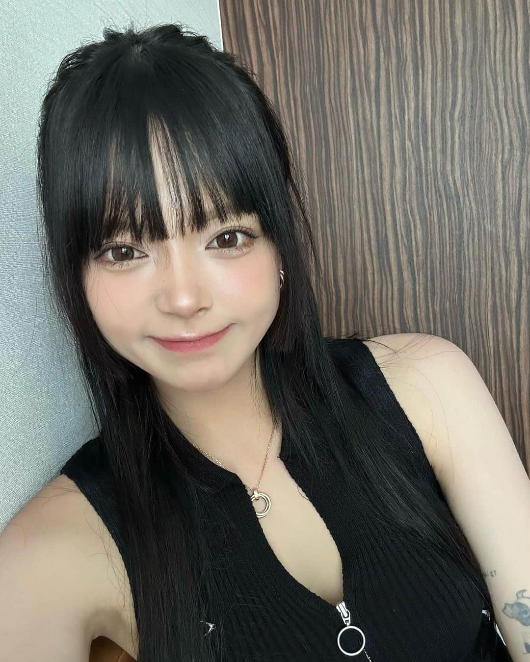 仲本莉絵瑠のインスタグラム：「顔中心に寄せると左しか寄らないのって筋力の低下❓❓」