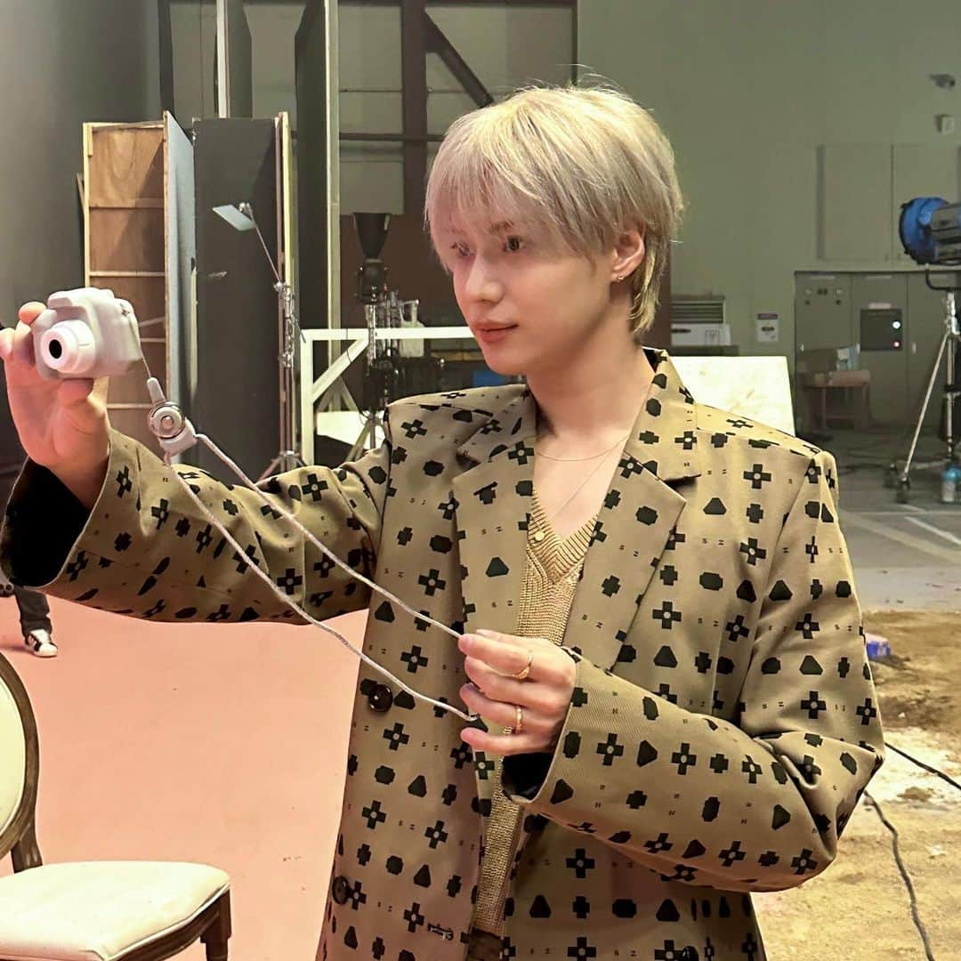 SHINeeさんのインスタグラム写真 - (SHINeeInstagram)「🩵'HARD' Jacket Shooting Day 1🩵  https://youtu.be/ots7V1OXHRQ  #SHINee #샤이니  #ONEW #온유 #KEY #키  #MINHO #민호 #TAEMIN #태민  #HARD #SHINee_HARD」7月28日 16時00分 - shinee