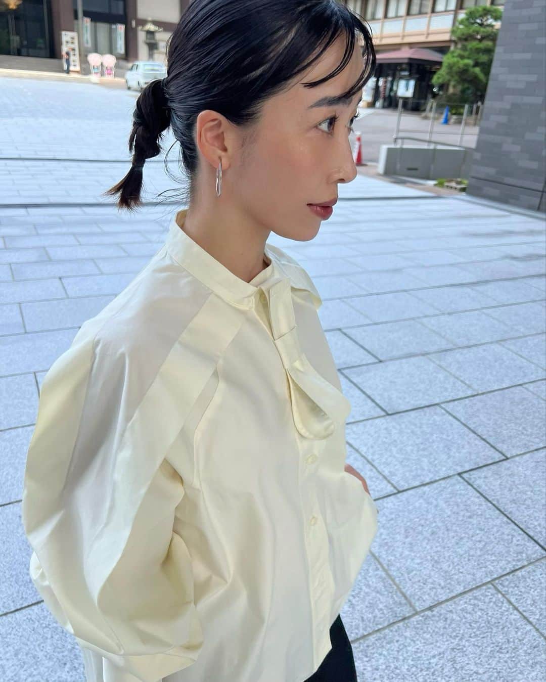 山内一世のインスタグラム：「@veryweb.jp × @meer._official   '23AW第一弾は昨年大人気だった、 NECK RIBBON BLOUSE のVERYコラボ＆別注カラーを 発売いたします💛🥚💛🥚💛  次号の9月号 @verystore_jp にてご購入いただけます🦢 お色はCRM/NYV の2色展開です。 私自身だいすきなブラウスの色違いが欲しかったから とても嬉しい🤤  もうすぐ発売のVERY 9月号より是非checkしてください🫶  #meer_23aw」