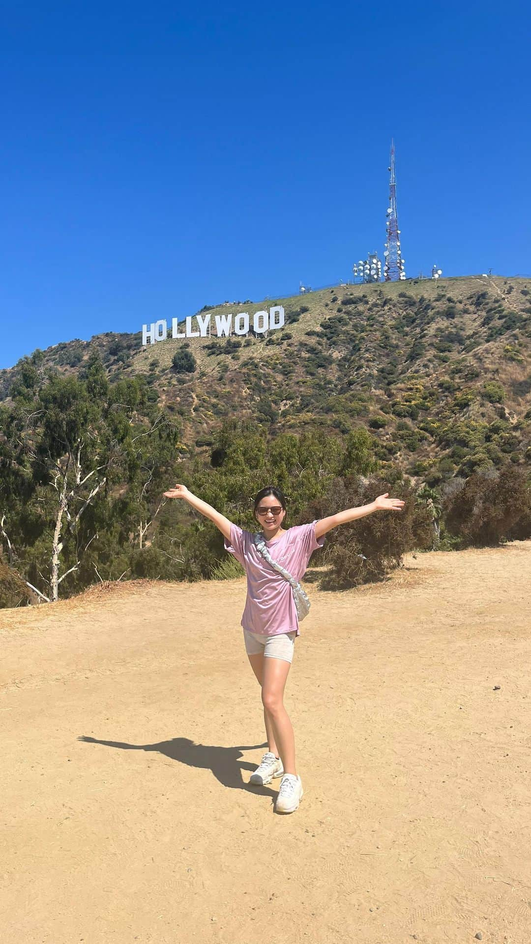 石井美音奈のインスタグラム：「Hollywood signまでhikingしたよぉ〜☀️ 暑すぎて暑すぎて大変だった💦  でも途中お馬さんに会って元気もらったよ! 人を背中に乗せて頑張って歩いてた✨  馬のうんちは緑色なんだね🌱  #ハリウッド  #Hollywood #hollywoodsign #ハリウッドサイン  #ハリウッドウォークオブフェーム #ハイキング #hiking #ハイキング女子」