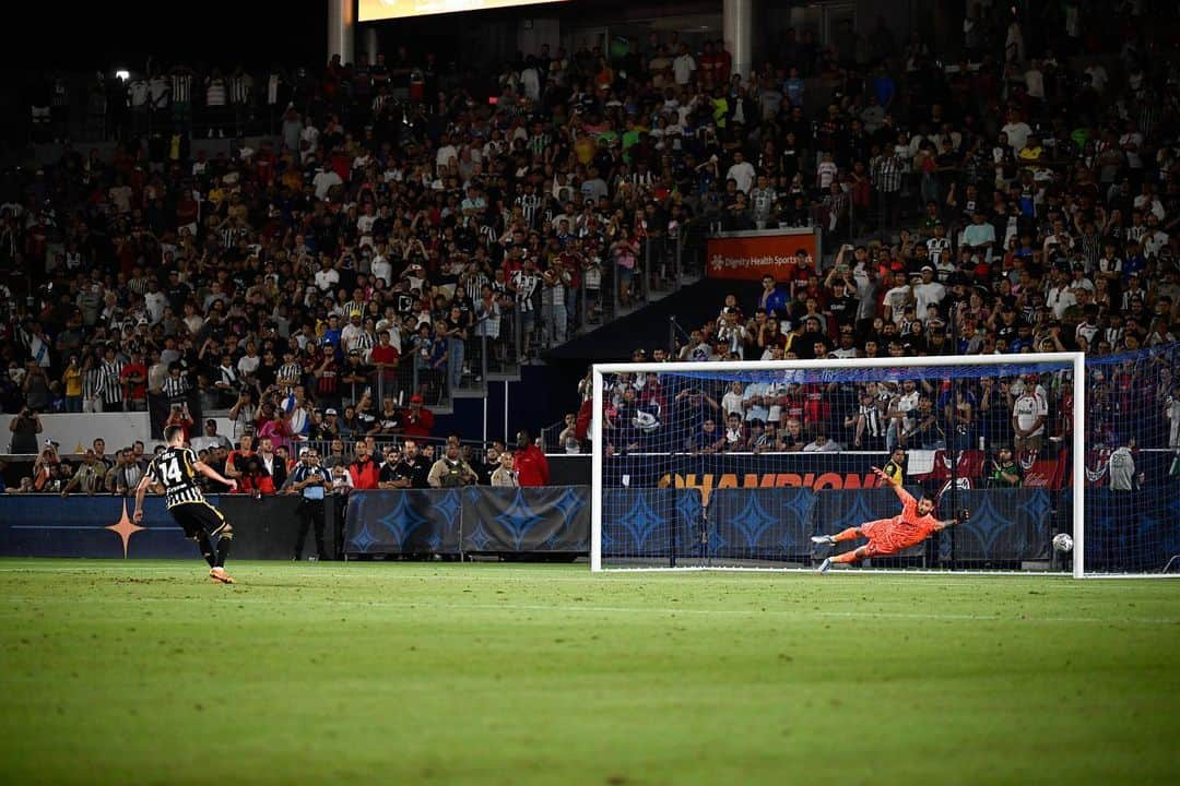 アルカディウシュ・ミリクのインスタグラム：「About yesterday night 🇺🇸⚽️✅」