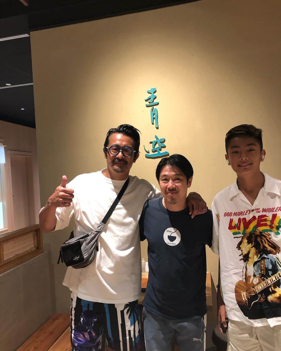 石塚啓次のインスタグラム：「夏の思い出シリーズ 新師匠のもとへ！ 素晴らしい店でムッチャ美味かった！色々相談と器の購入も手伝ってもらいました！ ありがとう！ サボらず精進します！押忍押忍！  #石塚啓次 #YouTube #宵宵祇園  #yoiyoigion  #ブエナビスタデポルテ #buenavistadeporte #バルセロナ」