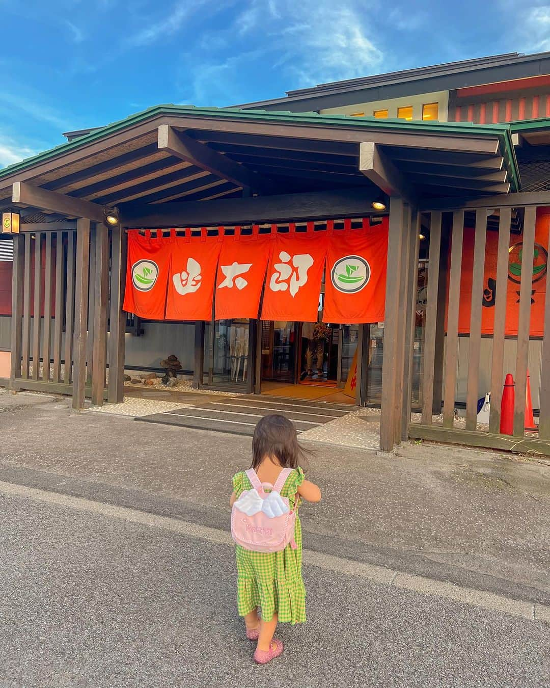 林弓束のインスタグラム：「. 函館で有名な回転寿司🍣 函太郎さん。 はこ太郎かと思ったら かん太郎と読むらしい、、🫣 津軽海峡を眺めながら新鮮なお寿司🍣❣️ どれもおいしくて13皿もたべてしまった‼️✨ こんなに食べたの高校生以来かもしれない😂😂 美味しかったなぁ🥰 . しかし目の前の海にはタバコの吸い殻や、ポイ捨てされたものがいくつもあって悲しくなったのも事実😢 . . . . #函館  #函館グルメ #函館観光   #函館旅行 #函館旅館 #女の子ママ  #2020年5月生まれ　#3歳女の子 #子連れ旅行#ママと娘 #母娘 #親子  #東京ママ  #yzktrip #北海道旅行 #北海道 #函太郎 #函館回転寿司」