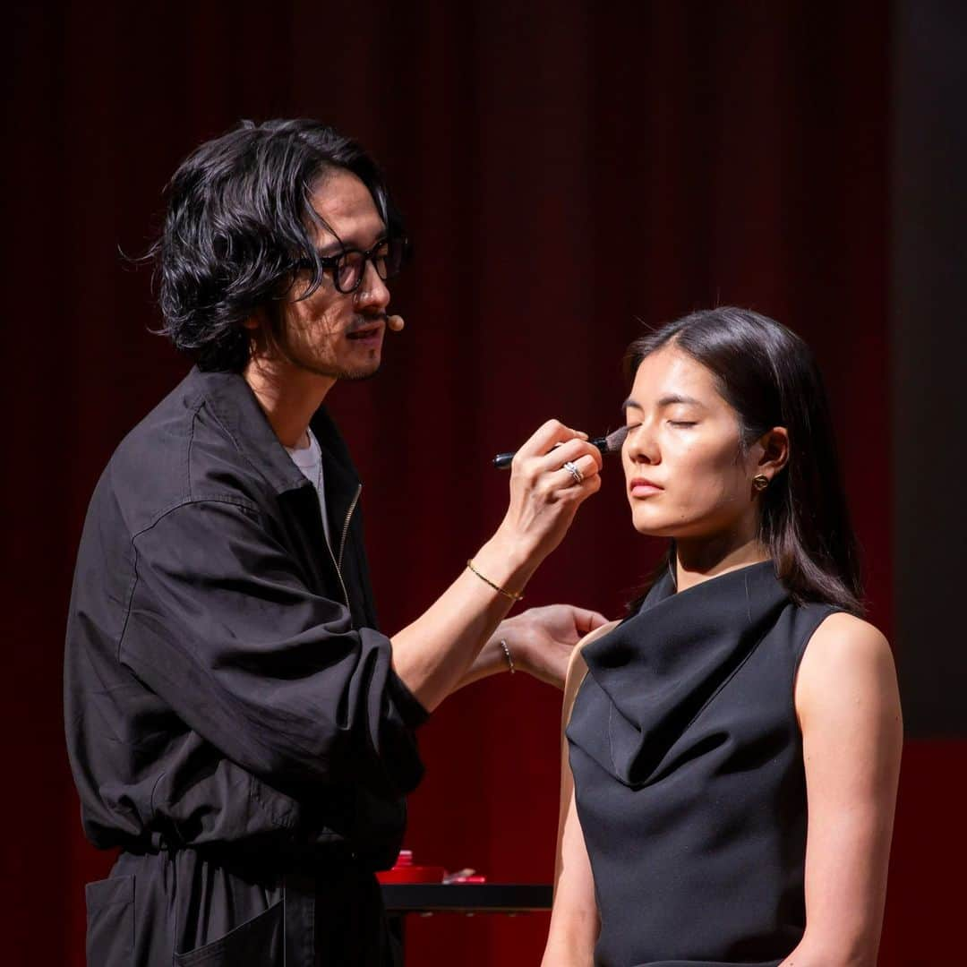 資生堂 Shiseido Group Shiseido Group Official Instagramさんのインスタグラム写真 - (資生堂 Shiseido Group Shiseido Group Official InstagramInstagram)「“What you are born with is what will make you the most beautiful.”   The product launch event for the “New inoui” brand scheduled to go on the market in Japan in September was held in Tokyo on July 10th.   More than 200 beauty-related professionals participated and got a feel for the products along with inoui’s concept of a make-up brand that will make you the most beautiful by leveraging the features you were born with.   Base makeup related items such as foundation and eyebrow pencils will be released in Japan on September 21st. Stores will be handling the products, and they will utilize digital tools and counsel customers on their charm points while satisfying their needs based on the “inoui analysis” that integrates “3D analysis of facial frame and parts,” “Shiseido’s original facial feature analysis,” and “personal color analysis.”  「生まれもったものが、最もあなたを美しくする。」―――日本で9月に発売される「新・インウイ」ブランド発表会が7/10東京で開催されました。  当日は200名を超える美容関係者が参加し、自分が持って生まれたものを活かして自分の顔をつくるというインウイのコンセプトとともに、商品を体感。  インウイは9月21日、ファンデーションとアイブロウを中心としたアイテムが日本で発売されます。 取扱店ではデジタルツールを活用し「顔の骨格やパーツの3D解析」×「資生堂独自の顔立ち分析」×「パーソナルカラー分析」を融合した「inoui iD分析」をもとに、お客さまの魅力のポイントやニーズを捉えつつカウンセリングを行います。  #inoui #インウイ #Shiseido ＃資生堂  @inoui_jp」7月28日 16時16分 - shiseido_corp