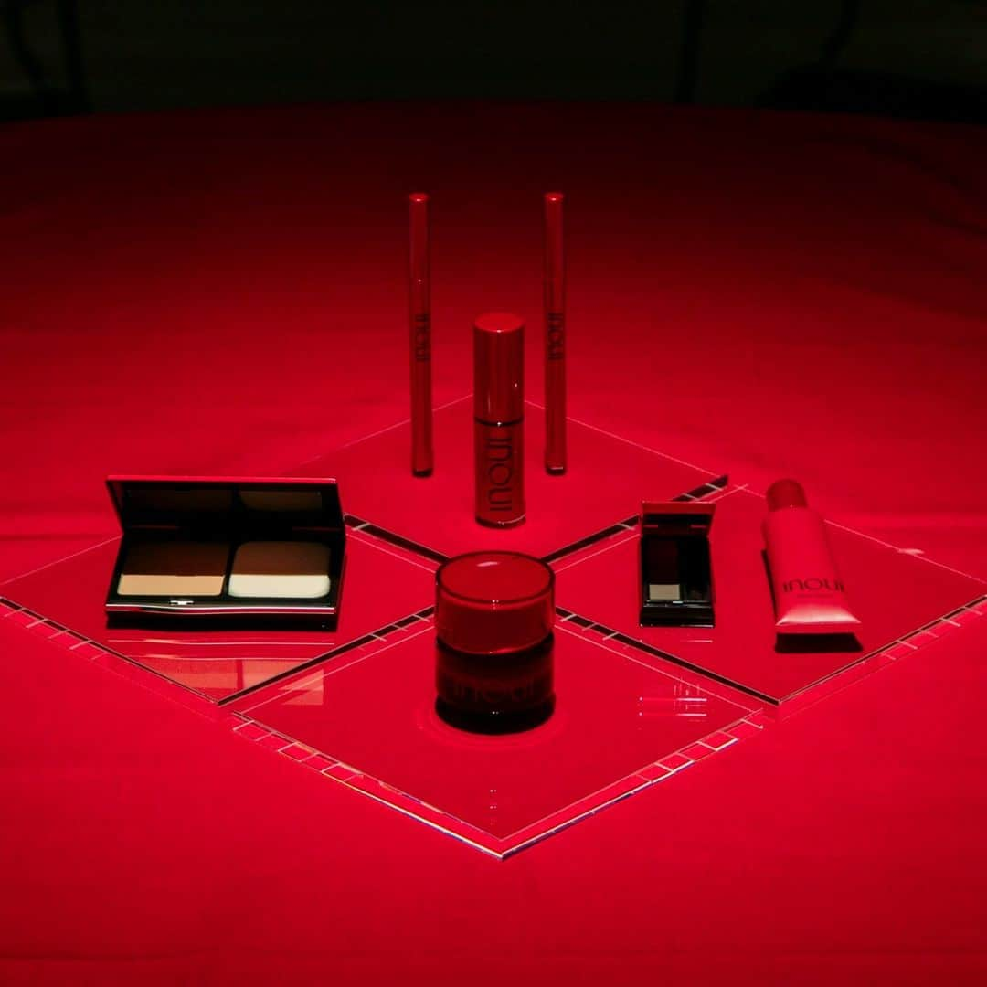 資生堂 Shiseido Group Shiseido Group Official Instagramのインスタグラム：「“What you are born with is what will make you the most beautiful.”   The product launch event for the “New inoui” brand scheduled to go on the market in Japan in September was held in Tokyo on July 10th.   More than 200 beauty-related professionals participated and got a feel for the products along with inoui’s concept of a make-up brand that will make you the most beautiful by leveraging the features you were born with.   Base makeup related items such as foundation and eyebrow pencils will be released in Japan on September 21st. Stores will be handling the products, and they will utilize digital tools and counsel customers on their charm points while satisfying their needs based on the “inoui analysis” that integrates “3D analysis of facial frame and parts,” “Shiseido’s original facial feature analysis,” and “personal color analysis.”  「生まれもったものが、最もあなたを美しくする。」―――日本で9月に発売される「新・インウイ」ブランド発表会が7/10東京で開催されました。  当日は200名を超える美容関係者が参加し、自分が持って生まれたものを活かして自分の顔をつくるというインウイのコンセプトとともに、商品を体感。  インウイは9月21日、ファンデーションとアイブロウを中心としたアイテムが日本で発売されます。 取扱店ではデジタルツールを活用し「顔の骨格やパーツの3D解析」×「資生堂独自の顔立ち分析」×「パーソナルカラー分析」を融合した「inoui iD分析」をもとに、お客さまの魅力のポイントやニーズを捉えつつカウンセリングを行います。  #inoui #インウイ #Shiseido ＃資生堂  @inoui_jp」