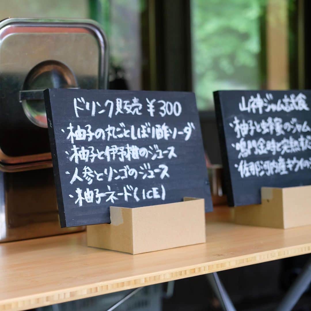 のインスタグラム：「⁡ ⁡ 【8/5(土)は富士河口湖町工場オープンファクトリー】 ⁡ おなじみのファクトリーセールに石けんの詰め放題があります。また、スタンプラリーで、工場内に設置されているスタンプをすべて集めた方にだけプレゼントをご用意しています。お越しをお待ちしています！ 詳しくはハイライトの「お知らせ」にあるリンクをご確認ください。>>>@matsuyama_official ⁡ #松山油脂 #工場見学 #オープンファクトリー #ワークショップ #matsuyama #madeinjapan」