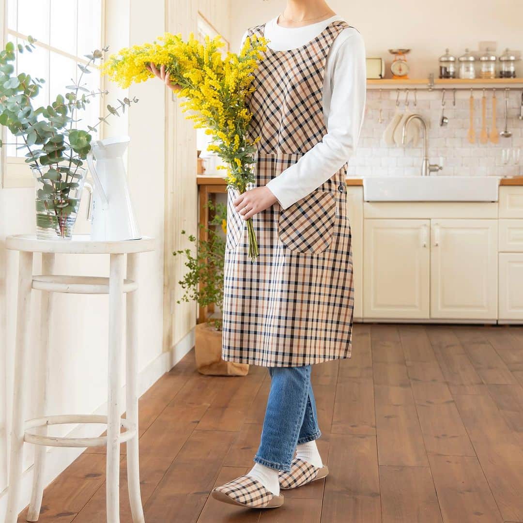 のインスタグラム：「おうちスタイルを華やかに🌸  ハウスチェックエプロン、スリッパが新発売！  DAKSの象徴であるハウスチェックが大きくプリントされた商品になっています🧸  DAKSらしさ溢れるエプロンとスリッパでキッチンに立つのが楽しくなりますね🍳  この機会に是非DAKS公式オンラインショップをご覧ください😌  #daks #ダックス #dakslondon #daksjapan #ギフト #エプロン #スリッパ #おうち時間 #おうち時間を楽しむ #ギフトにおすすめ #英国御用達 #英国ブランド #百貨店 #ハウスチェック」