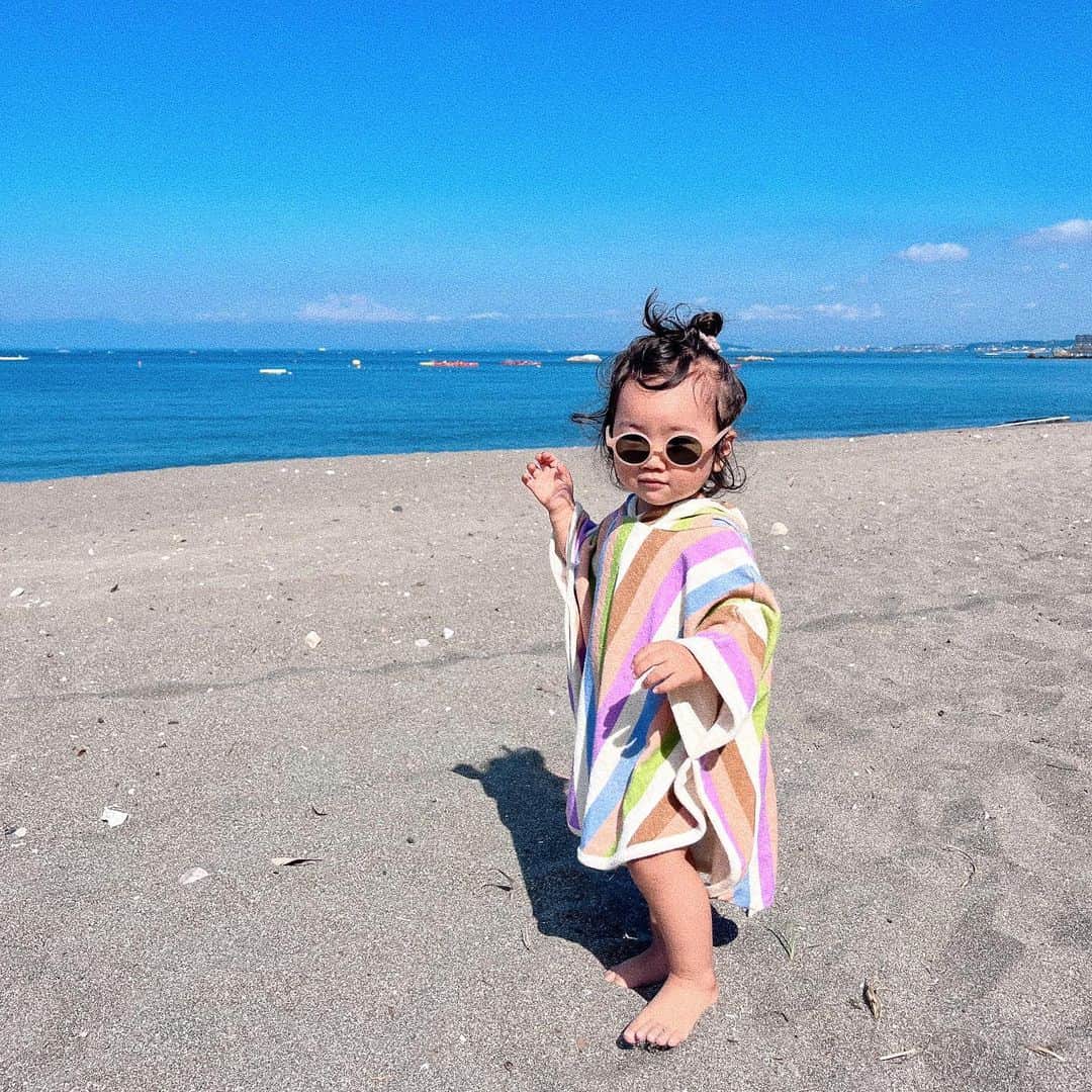 宇藤えみのインスタグラム：「🏖️🏖️🏖️ おちびサングラスをお気に入りなのだけど アゴでちゃう。笑  この時たくさんお問合せいただいたので バスケープ @_inthepark_  🕶️ @marlmarl_tokyo  #暮らし」