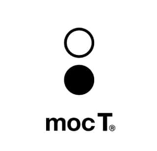 ジャクソンマティスのインスタグラム：「. 2023 Autumn&Winter Collection 3️⃣rd Delivery🚛📦💨 . . 【mocT ブランド】 mocT（モクティ）は、1887年創業の染め綿や異素材の混紡など、 困難とされるテキスタイルに挑戦・開発してきた新内外綿株式会社が発信するオリジナルブランドです。  ＜30/- 天竺＞ スタンダードフィットのTシャツは、ソフトな着心地と耐久性のバランスを徹底的に追求したモデル。 いつの時代も変わらず着続けられるベーシックなシルエット。一枚で着るのは勿論、インナーとしても活躍します。 限りなくシンプルに無駄を削ぎ落とした仕様、普遍性を追求した長く愛用できるアイテムです。  この素材は、30/- 糸30インチ28ゲージで、糸番手に適したスタンダードなゲージで編んでいます。糸は、70年代に日本で初めて杢糸を製造したリーディングカンパニーでもある新内外綿株式会社(弊社)のオリジナルの杢糸を使用しています。  「GR7」というグレーの杢糸は、日本のグレー杢の色の基準となっています。  新内外綿の杢糸の特徴は何と言っても、均一性を持つ綺麗な美しい杢糸であることです。 通常、海外の杢糸は右上がりに柄が流れていることが多いのですが、 同社の杢糸は、糸の撚りを生かし、水平に柄が流れるように設計されています。尚且つ、杢糸に関しては、ソーピング（生地表面についた余分な未固着染料や不純物や汚れなどの余計なものを取り除く処理）のみの無染色なので、 染色をした生地に比べると、圧倒的に着心地も良く、環境負荷が少ないことも特徴と言えます。 着心地と見た目の美しさを極限まで追求してきた素材で仕上げています。  究極の”杢”、是非、お試し頂きたく🙇🏻‍♂️🙏🏻✨  #jacksonmatisse #jacksonmatisse2023aw #ジャクソンマティス #ジャクソンマティス2023aw #第3回配送🚛📦💨 #今季も何卒宜しくお願い申し上げます🤲🏻  #onlinestore 💻🆙 #BIGTHX🙇🏻‍♂️🙏🏻 @moct_gr7」