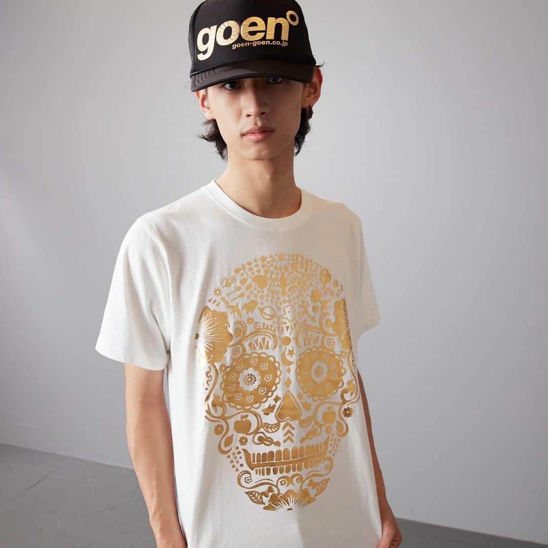 森本千絵さんのインスタグラム写真 - (森本千絵Instagram)「先日、Mr.Childrenの桜井さんが この黒スカルTシャツを着てくださっていて あまりにも似合っていてかっこよくて思わず 「世界でいちばん似合ってます。桜井さんのためにデザインしました。」と 軽い発言をして笑っておられました。  本当に似合ってたので 久しぶりに　やっぱりこのTシャツ良いなと惚れ直しgoen°で模様替え。そして再び販売開始❤️ 店舗にぜひ！  atelier goen° 渋谷区猿楽町4-6 1階  #goen #ateliergoen #blackscull #mrchildren #art」7月28日 16時21分 - chiemorimoto_goen