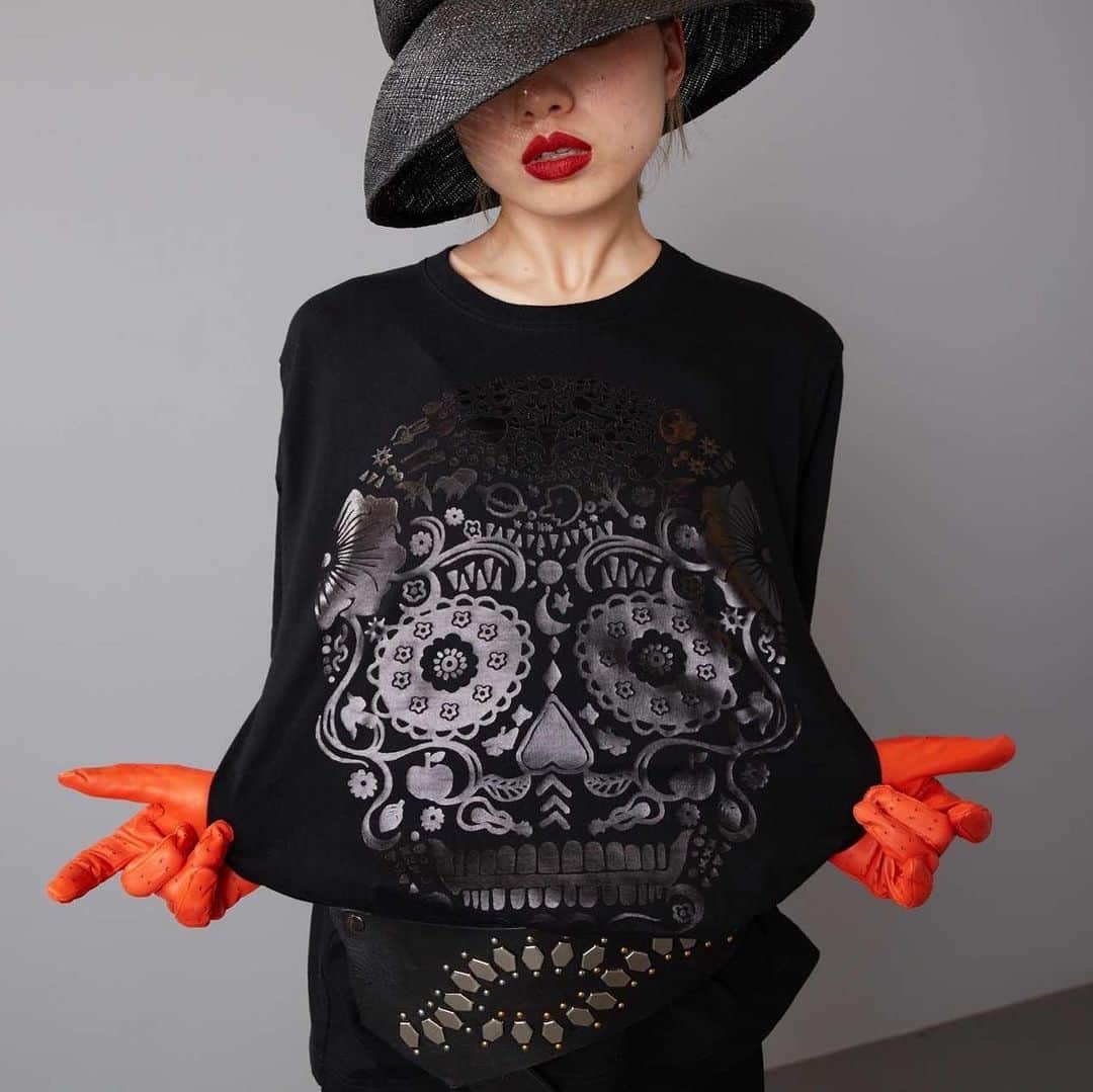 森本千絵さんのインスタグラム写真 - (森本千絵Instagram)「先日、Mr.Childrenの桜井さんが この黒スカルTシャツを着てくださっていて あまりにも似合っていてかっこよくて思わず 「世界でいちばん似合ってます。桜井さんのためにデザインしました。」と 軽い発言をして笑っておられました。  本当に似合ってたので 久しぶりに　やっぱりこのTシャツ良いなと惚れ直しgoen°で模様替え。そして再び販売開始❤️ 店舗にぜひ！  atelier goen° 渋谷区猿楽町4-6 1階  #goen #ateliergoen #blackscull #mrchildren #art」7月28日 16時21分 - chiemorimoto_goen