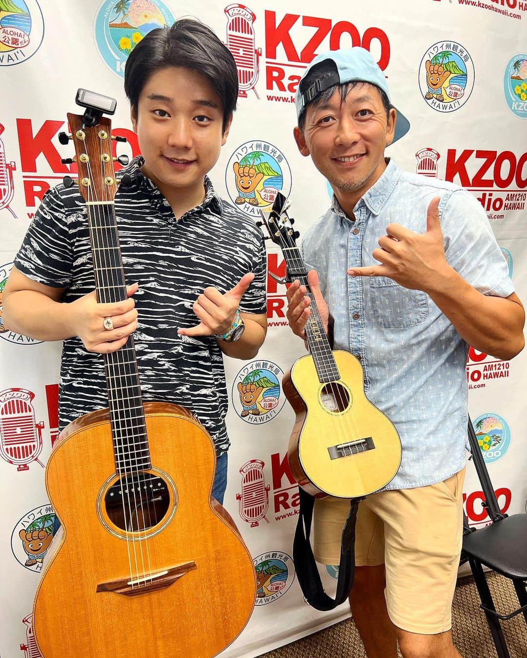 Eden Kaiのインスタグラム：「KZOOラジオ「ALOHA ACADEMY」に出演いたしました！📻🎶⁣ DJ Takayaさん、お会いできて嬉しかったです🙏 8月の都内追加公演についてお話しました😆　⁣ ⁣ Made a guest appearance on KZOO Radio’s “ALOHA ACADEMY” today😊⁣ It was nice meeting DJ Takaya-san, too!⁣ Had a great time chatting about my next additional performances in Tokyo this August! ⁣ ⁣ お招きいただき、ありがとうございました！✨ Thanks so much for having me!!:-D⁣ ⁣ ⁣ ⁣ #KzooRadio #KzooHawaii #MusubiCafeIyasume #MusubiCafe #Iyasume #いやすめ #いやす夢」