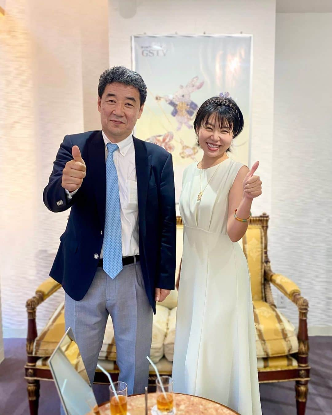 石岡麻奈美のインスタグラム：「エメラルドハンター清水さんに会いに行ってきました👍  GSTVやマツコの知らない世界でもお馴染みの清水さん。 忙しく世界を飛び回ってらっしゃるので会ってゆっくりお話できるのは貴重でした。 　 横浜元町の皆さんも温かく迎えてくれて、とても優しくて楽しい時間を過ごさせてもらいました。  #エメラルドハンター清水さん #エメラルド #アナウンサー #フリーアナウンサー #フリーアナウンサー石岡麻奈美 #横浜元町 #announcer #gstv #yokohama #yokohamamotomachi」