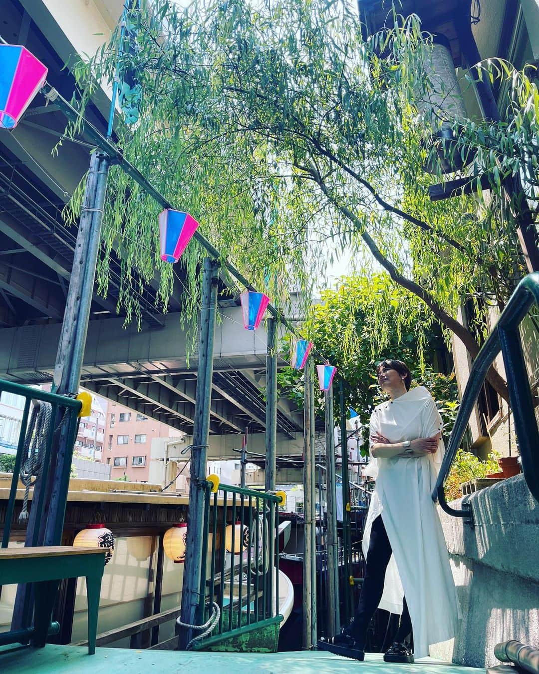 のインスタグラム：「毎日お暑ぅございますねぇ🌻 皆さまいかがお過ごし？  そんな中ワタシは 初、屋形船体験（ロケだけど😹！）  屋形船で天ぷら 食べるの憧れでした🍤  今度は夜の屋形船に乗って 花火でも観に行きたいですねぇ🎆  #屋形船 #縄定 #東京会議  衣装👗 #divkanet #dressunreve  アクセサリー #la_chiave_jewelry」