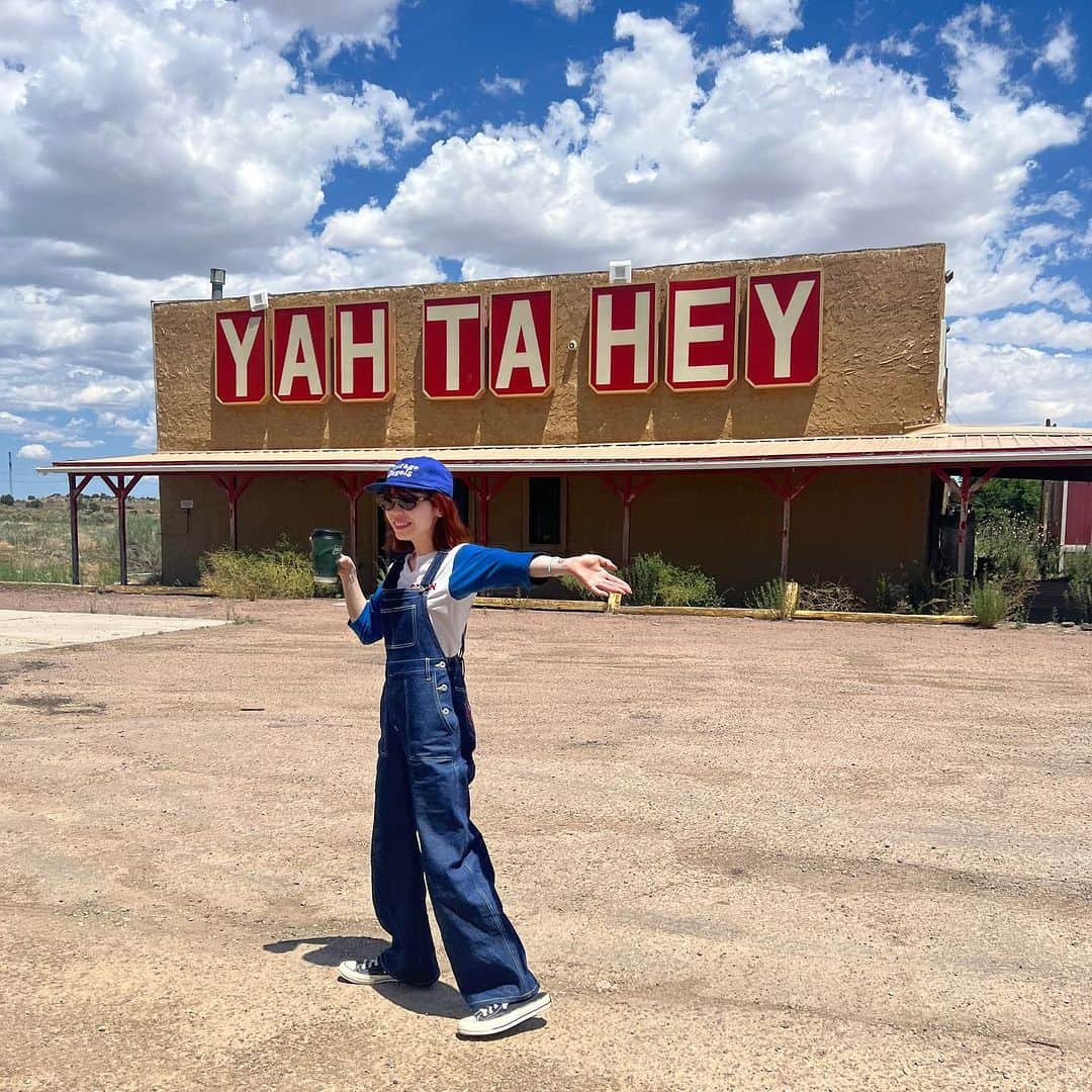 瀬戸あゆみさんのインスタグラム写真 - (瀬戸あゆみInstagram)「YAH TA HEY☁️⛽️☀️ (って、一体どういう意味なんだろう？)  ロードトリップ編とLA CITY編がごちゃ混ぜになっていて、 A型のわたしとしてはすごくむずがゆいのですが、仕方ないので載せ続けます。笑  この投稿はロードトリップ開始3日目？とか？ LAXからEl Paso空港まで飛んで✈️、そこからは車でMarfa,Texas(1日目)→ホワイトサンズ,New Mexico(2日目)→いまこの投稿ここ(3日目)って感じか🚙  ロードトリップ中は、ご飯がいつどこで食べれるかわからない&田舎なので基本的にアメリカンフードばかりの食事になります🍔🍟 そしてとにかく暑くて乾燥してるのでお水をガソスタで買い込まなくちゃ死ぬ。途中途中に本当だったらゆっくり見たい荒廃した建物とかがある。車内で雑学クイズだしたりサイコパステストしたりする。 など、たくさん特徴があります。  ここまでのコースは4年前くらいにまりなちゃんともした🫶🏻 多分、人生でこれが最後。楽しかったな〜🥹  #ayumi_journey」7月28日 16時44分 - setoayumi