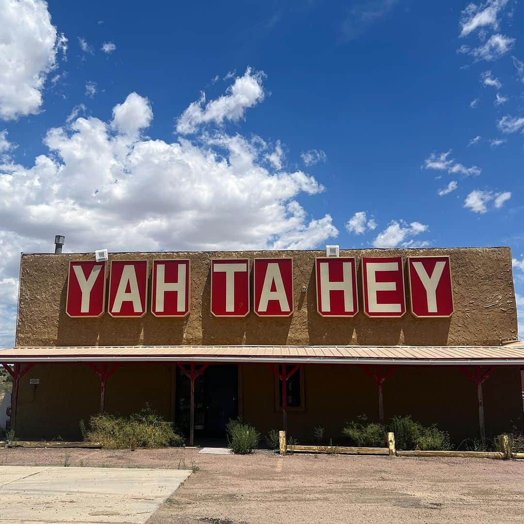 瀬戸あゆみさんのインスタグラム写真 - (瀬戸あゆみInstagram)「YAH TA HEY☁️⛽️☀️ (って、一体どういう意味なんだろう？)  ロードトリップ編とLA CITY編がごちゃ混ぜになっていて、 A型のわたしとしてはすごくむずがゆいのですが、仕方ないので載せ続けます。笑  この投稿はロードトリップ開始3日目？とか？ LAXからEl Paso空港まで飛んで✈️、そこからは車でMarfa,Texas(1日目)→ホワイトサンズ,New Mexico(2日目)→いまこの投稿ここ(3日目)って感じか🚙  ロードトリップ中は、ご飯がいつどこで食べれるかわからない&田舎なので基本的にアメリカンフードばかりの食事になります🍔🍟 そしてとにかく暑くて乾燥してるのでお水をガソスタで買い込まなくちゃ死ぬ。途中途中に本当だったらゆっくり見たい荒廃した建物とかがある。車内で雑学クイズだしたりサイコパステストしたりする。 など、たくさん特徴があります。  ここまでのコースは4年前くらいにまりなちゃんともした🫶🏻 多分、人生でこれが最後。楽しかったな〜🥹  #ayumi_journey」7月28日 16時44分 - setoayumi