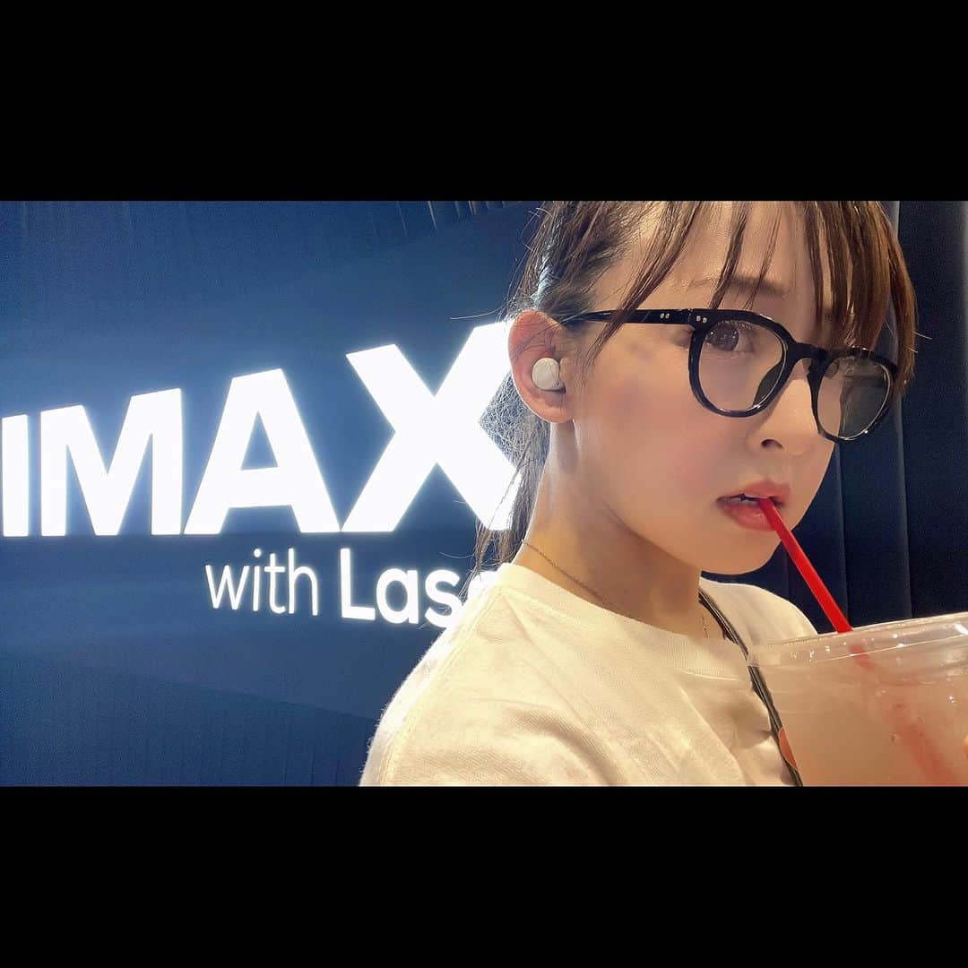 あみこのインスタグラム：「#PR  IMAXレーザーの魅力を体感してきました💫  ハイクオリティな画像と音響、それがIMAXレーザーの世界✨  従来の16対9のアスペクト比よりも広範にわたる映像を楽しむことができます。 IMAXレーザーはIMAXデジタルから1.43対1のアスペクト比に進化してます✨  従来の2K画質から4Kレーザー投影に進化して、映像の明瞭度と美しさが大幅に向上しました。 そしてサウンドシステムは5チャンネルから12チャンネルに拡張され、より深みのあるサウンドを楽しむことができます。  その結果、視覚的な魅力が格段に向上していて映像が一段と美しくて、音が鮮明に響き、感情が揺さぶられます。  今回特別に無料チケットを頂き、地元の映画館で体感させて頂きました🍿🎬📽 (観たのは先月だったので #ザフラッシュ 観てきたよ🎥)  プレミアシートは快適過ぎて映画への集中力も高まるし、ドリンクもついてきて、ずっと飲んでみたかった白桃ピーチソーダ🍑を...最高でした✨  そして何より素晴らしかったのは、IMAXレーザーの映画を見る体験そのもの。 湾曲したスクリーンに映し出される美しい映像、空間全体から響き渡るサラウンドサウンド。 全てが一体となり、まるで映画の世界に入り込んだかのような没入感を味わいました。  もう通常の映画館では満足できなくなるかも!?  私はこれからはIMAXレーザーで映画を見ることに決めました🎬   スマホで気軽に見る映画も楽しいけど、やっぱり映画館でしか味わえない迫力、体感はケタ違い❣️ 追加料金が必要でもあの没入感とプレミアムシートの快適さを知ってしまったらもう...(*ﾉωﾉ) 絶対みなさんもこの感動を体感してみてね✨  #IMAXレーザー #映画館 #映画好き #プレミアシート #白桃ピーチ #映画体験 #没入感 #楽しい時間  #プロモーション #モニター #タイアップ  #イオンシネマ各務原 #IMAX #ザフラッシュ」