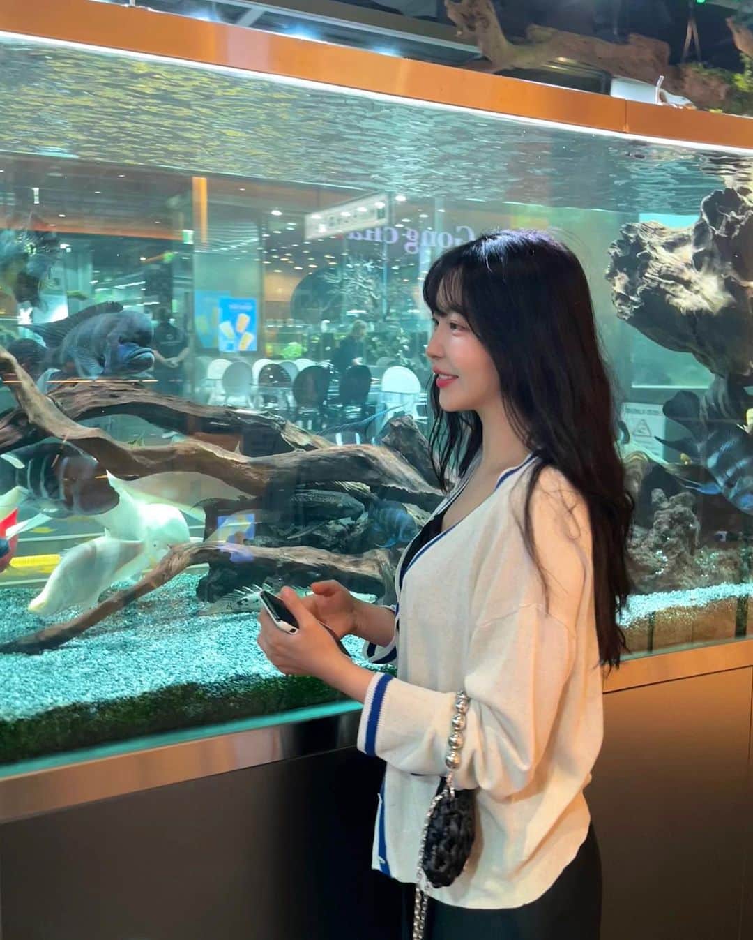 レイナのインスタグラム：「🐠🐡🐟💦 물 속 친구들 보면서 힐링」