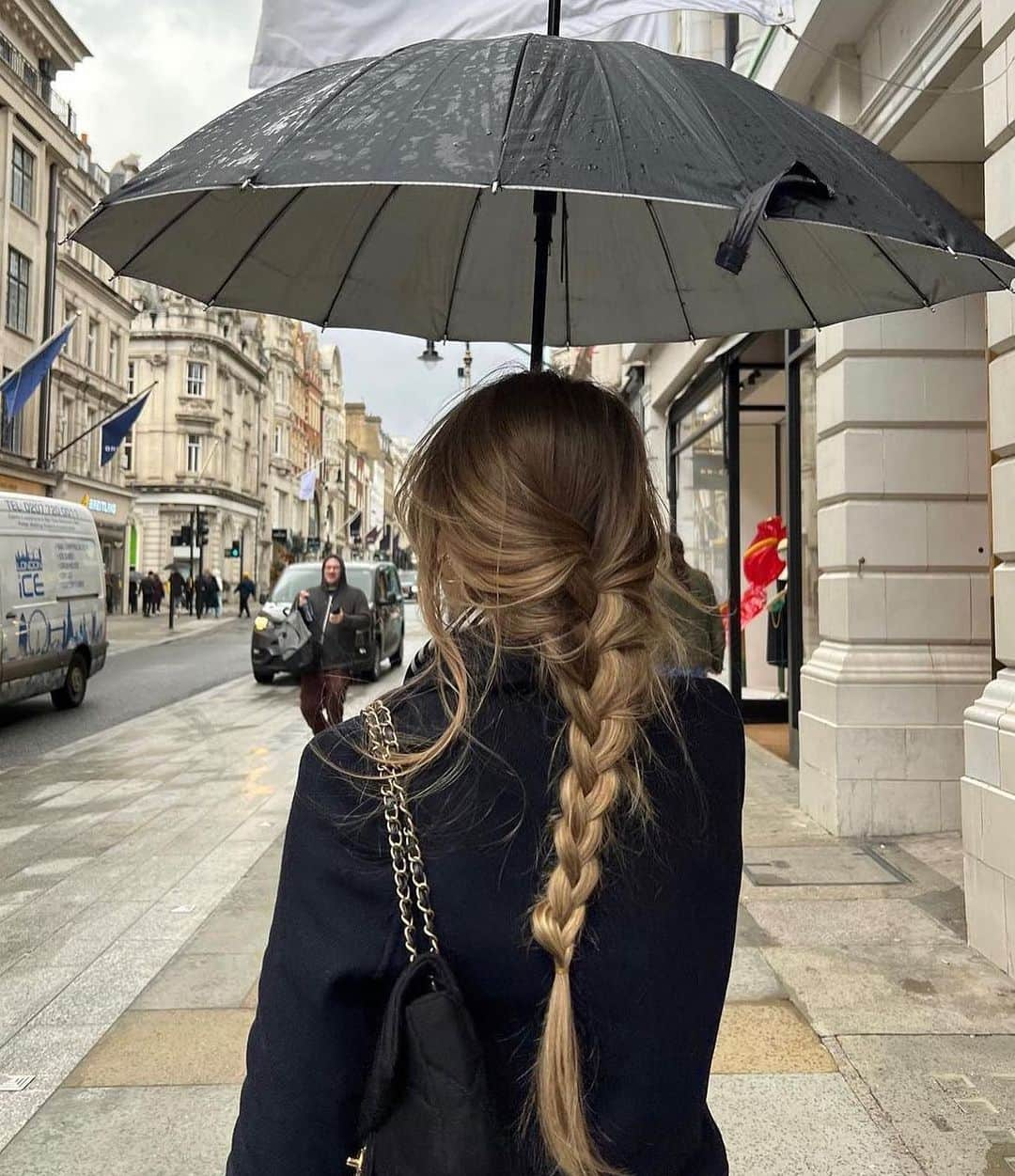 ELLE Polandさんのインスタグラム写真 - (ELLE PolandInstagram)「Zmierzając do pracy w deszczowy dzień ☔️  #rainyday」7月28日 16時43分 - ellepolska