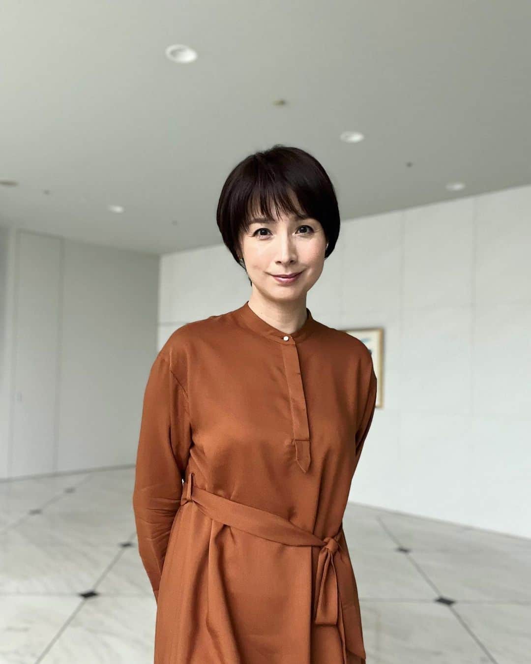 野村真季のインスタグラム：「ANNニュース 着用衣装  1〜3枚目 7/22 朝ニュース/昼ニュース #doneeyu   4〜6枚目 7/25 午後ニュース #doneeyu   7〜9枚目 7/26 午後ニュース #macouleur   #テレビ朝日 #アナウンサー #アナウンサー衣装 #ootd #40代コーデ #40代ファッション #50代ファッション #大人コーデ #大人ファッション  #野村真季」