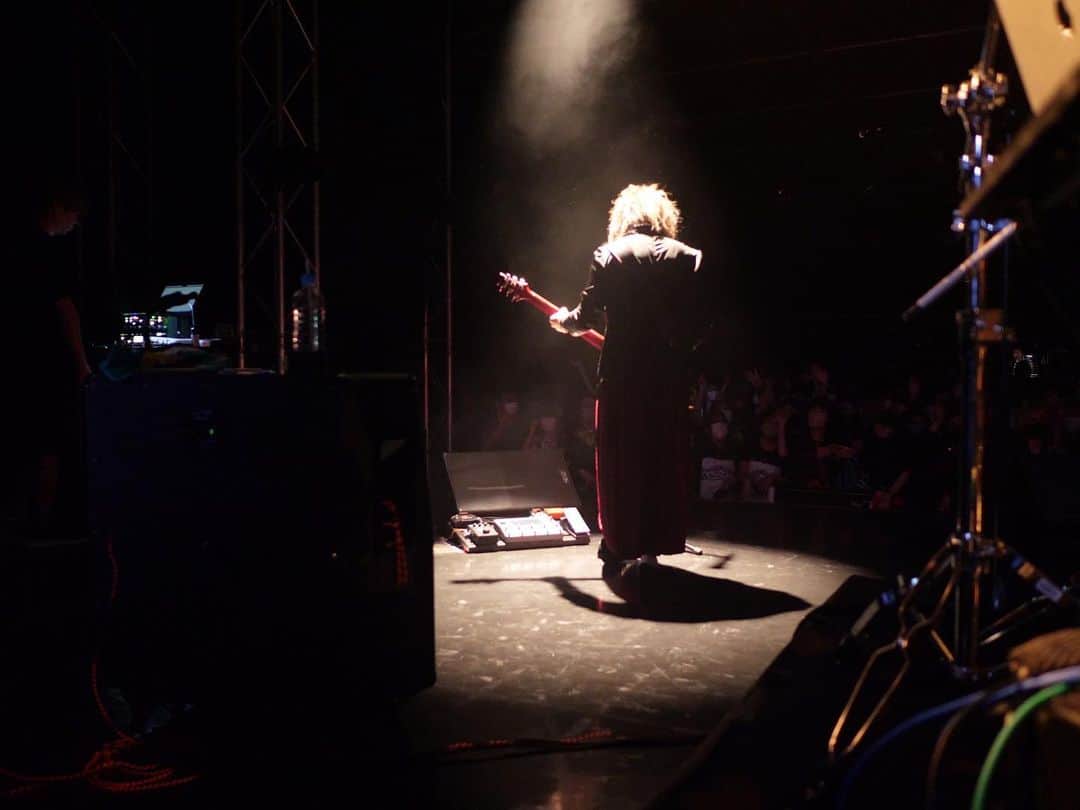 美月 のインスタグラム：「gremlinsの余韻  また寒い頃にとのことで  ここでしかない美月を The13でもSadieでもあの美月はいない みんなをまたこれでもかって煽動するよ  ドラムスティック返すのなぜか動画撮られてたのと なんちゅう衣装を着とんねんの写真」