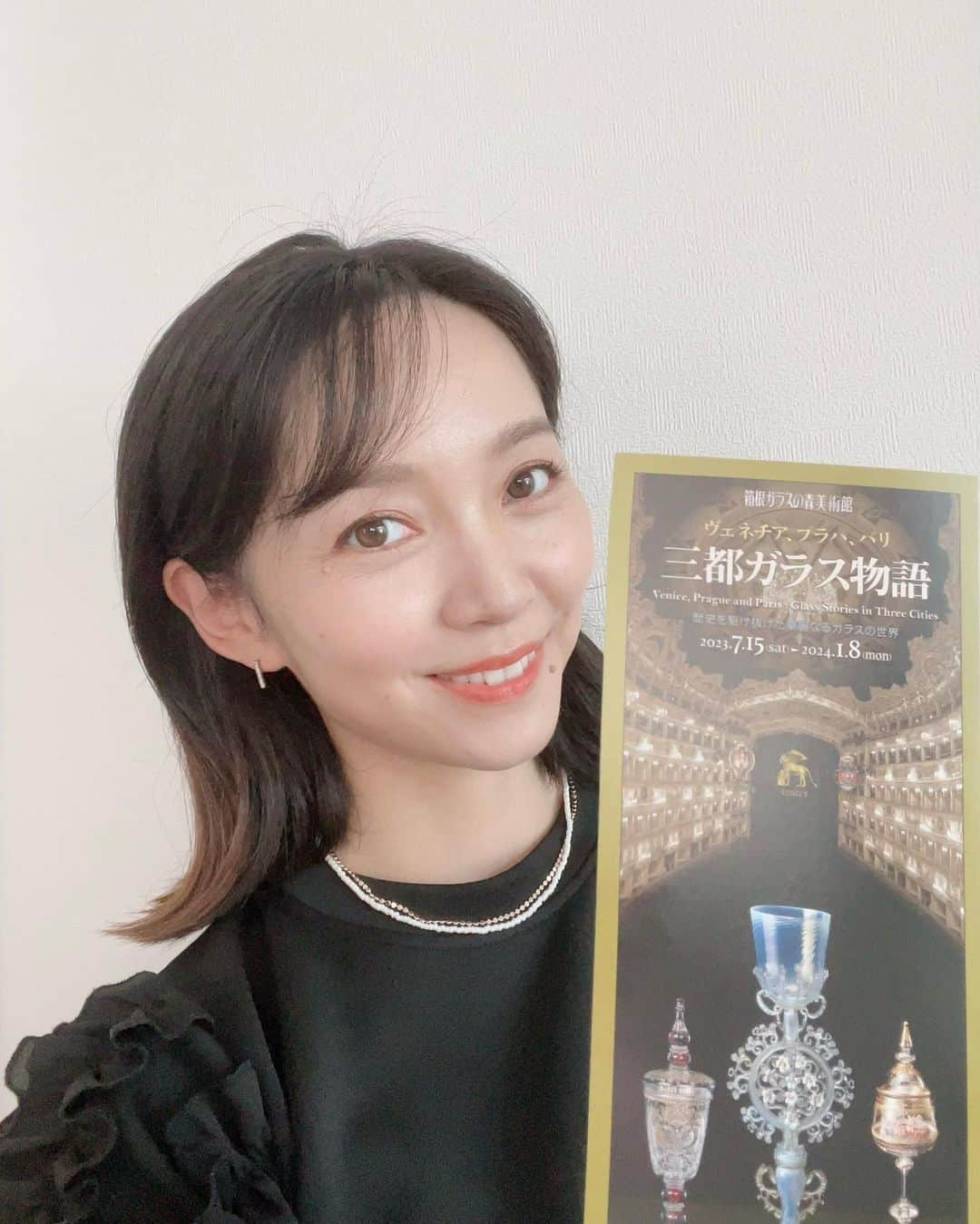 荒木麻里子のインスタグラム：「昨年に続き、 箱根ガラスの森美術館企画展のナレーションを 担当させて頂きました𓂃𓐍◌ ⁡ 現在開催中の 『三都ガラス展』です。 世界中の精巧なガラス作品とその歴史、 世界に認められた日本のガラスもあり、 その美しさは息を飲むほどです。 ⁡ ゆったりと展示を楽しんでいただけるよう、 心を込めてスタッフの皆さんと作りあげました！ 私もドキドキしながら鑑賞しようと思います💍 ⁡ 𓉞箱根ガラスの森美術館 ▷ @hakone.garasunomori.musicista  ▷三都ガラス物語 ▷2024.1.8まで ⁡ #箱根ガラスの森美術館 #企画展 #三都ガラス物語 #ナレーション #ナレーション収録」