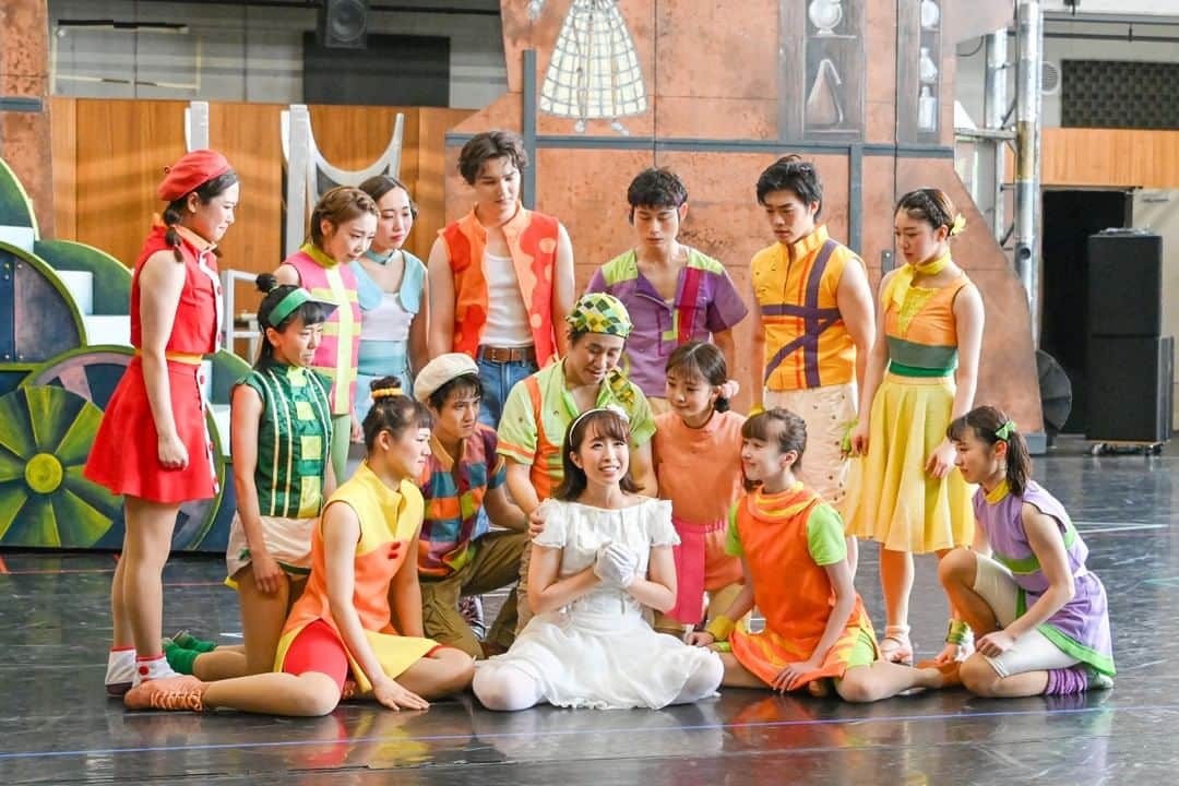 のインスタグラム：「まもなく開幕！『エルコスの祈り』の稽古場より  厳しい規則で管理され、夢や個性を奪われた「ユートピア学園」の子どもたちと、心を持つロボット・エルコスの温かい交流を描きます。  東京公演（自由劇場）　8月5日（土）～9月2日（土） 全国公演　9月9日（土）開幕  #エルコスの祈り #劇団四季 #ミュージカル #shikitheatrecompany #musical」
