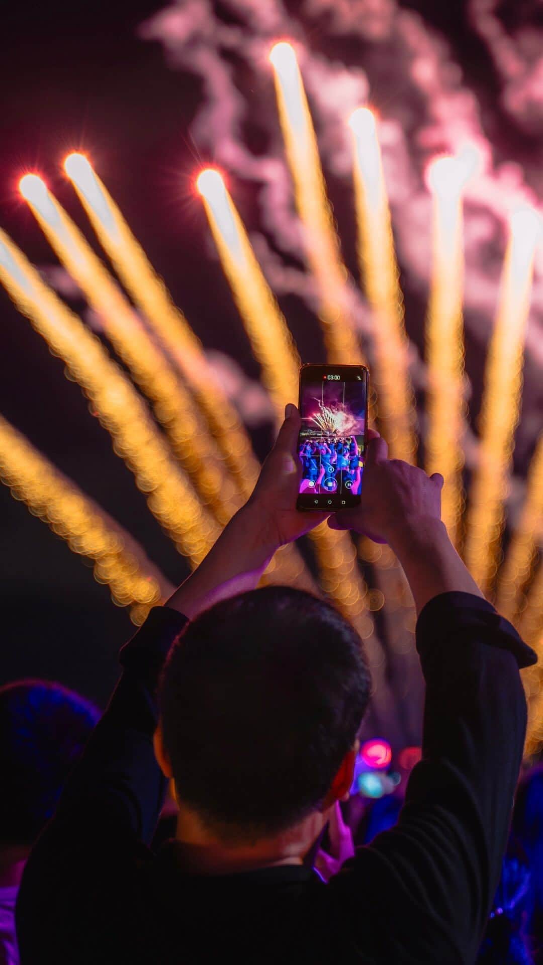 Discover Hong Kongのインスタグラム：「【360-degree view of Victoria Harbour🌊🌟】 Victoria Harbour came alive over the past three weekends as we took the nightly eight o’clock show ‘A Symphony of Lights’ to the next level with pyrotechnic displays🎆. It was truly a vibrant spectacle, and the good news is, the show is not over yet! See you again at the Wan Chai harbourfront this weekend!🤩  * ‘A Symphony of Lights’ Waterfront Pyrotechnic Edition starts at 8pm  ​Harbour Chill Carnival​ 📅: July 29–30; August 5–6 (every Saturday and Sunday)​ ⏰: 6–11pm​ 📍: The Water Sports and Recreation Precinct, Wan Chai; HarbourChill, Wan Chai; and Wan Chai Temporary Promenade ​ 🔗: bit.ly/3qI2iK9  【360度欣賞維港嘅震撼美🌊🌟】 喺過去3個週末，維港變得超熱鬧！嚟灣仔海濱，一到夜晚8點就會見到「幻彩詠香江」，而家仲有特別版水上煙火🎆，見到現場觀眾一齊欣賞呢個有煙火又有夜景嘅寶貴時刻，真係Chill難忘，今個週末嚟灣仔海旁親自感受維港有幾靚啦！🤩  *「幻彩詠香江」水上煙火版於晚上8:00開始  「Harbour Chill Carnival 樂聚維港嘉年華」 ​ ​ 📅：7月29日至30日、8月5至6日（每逢周末）​ ​ ⏰：下午6:00至晚上11:00​ ​ 📍：灣仔「水上運動及康樂主題區」、灣仔 「HarbourChill 海濱休閒站」及灣仔臨時海濱花園​ 🔗：bit.ly/3PgKXT4  #HarbourChill #HelloHongKong #DiscoverHongKong」
